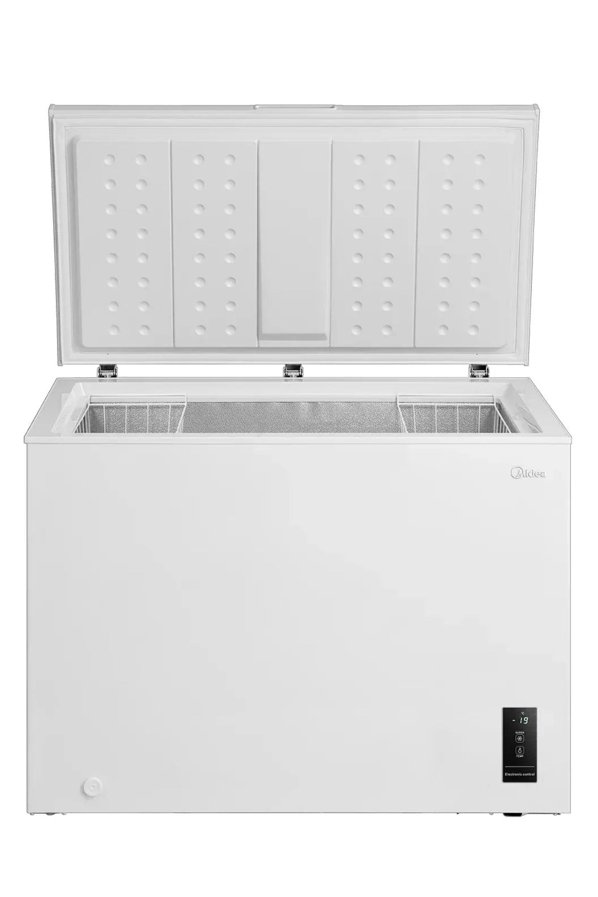 Een witte vrieskist met open deksel, die een ruim interieur met manden onthult. Een digitaal display toont '-19'.