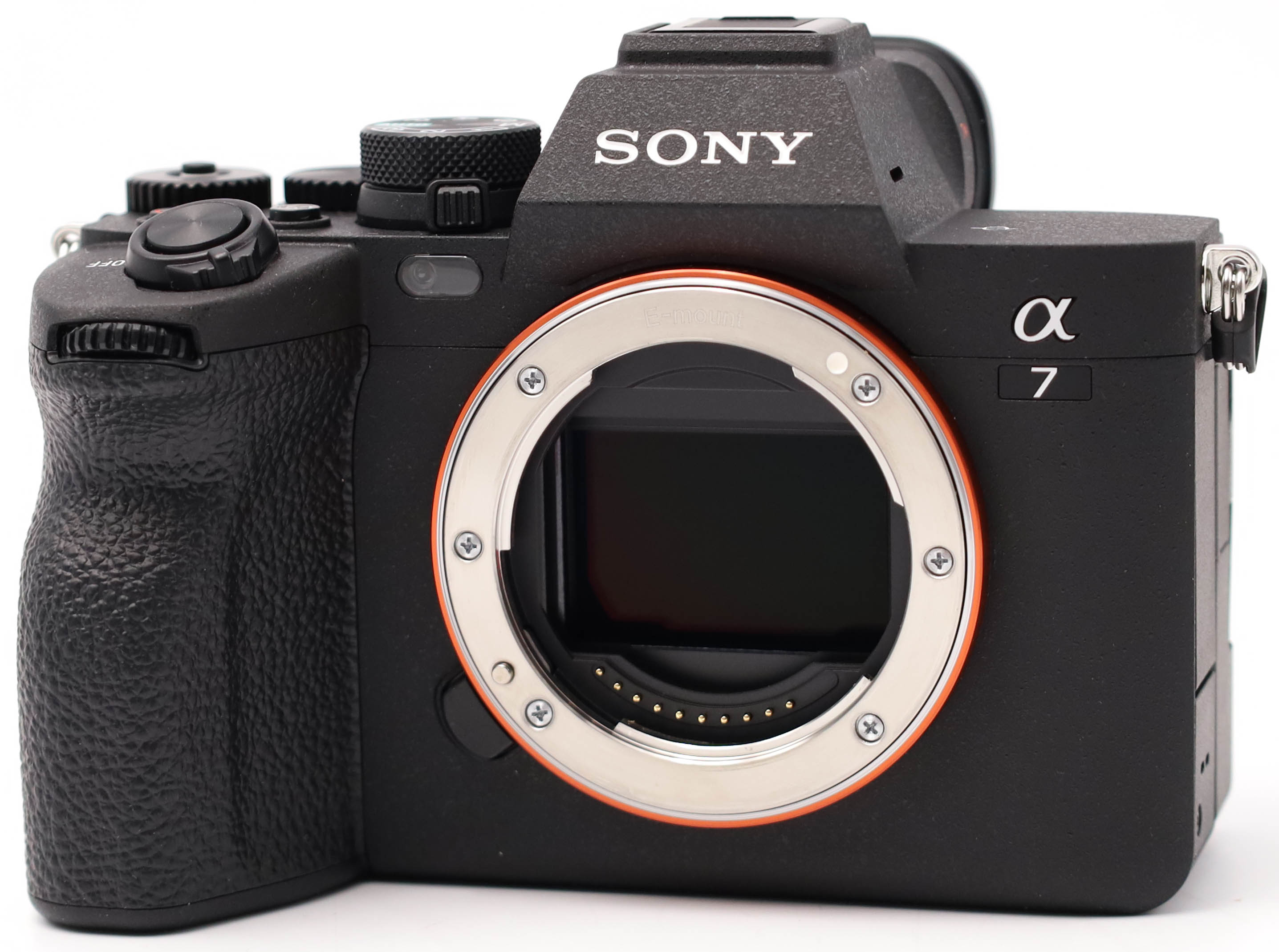 Schwarze Sony Alpha 7 Kamera, Vorderansicht, Objektivanschluss und Bedienelemente.