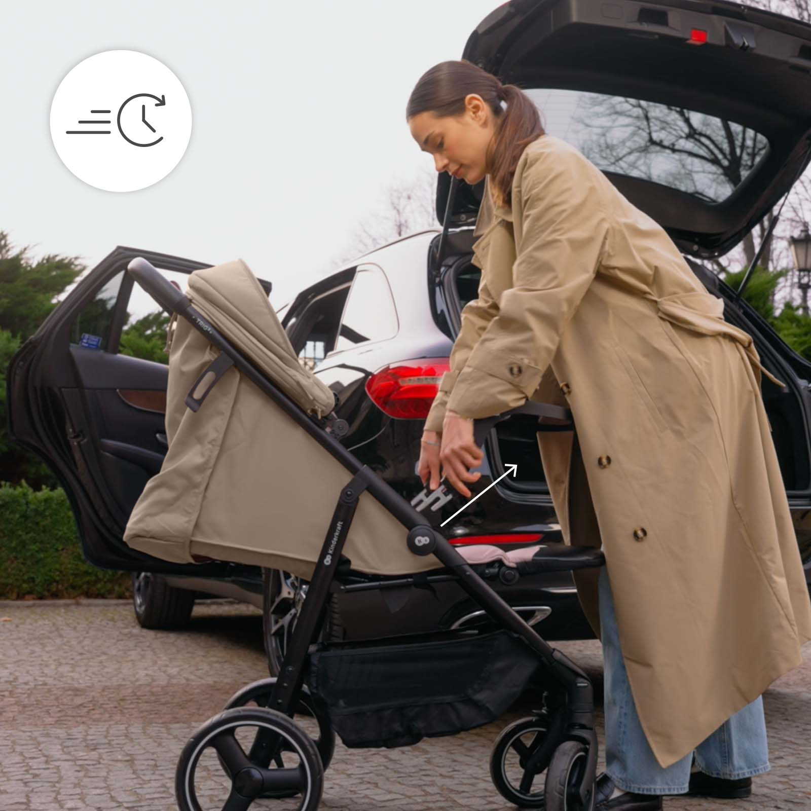 Frau verstaut Kinderwagen im Kofferraum eines Autos.