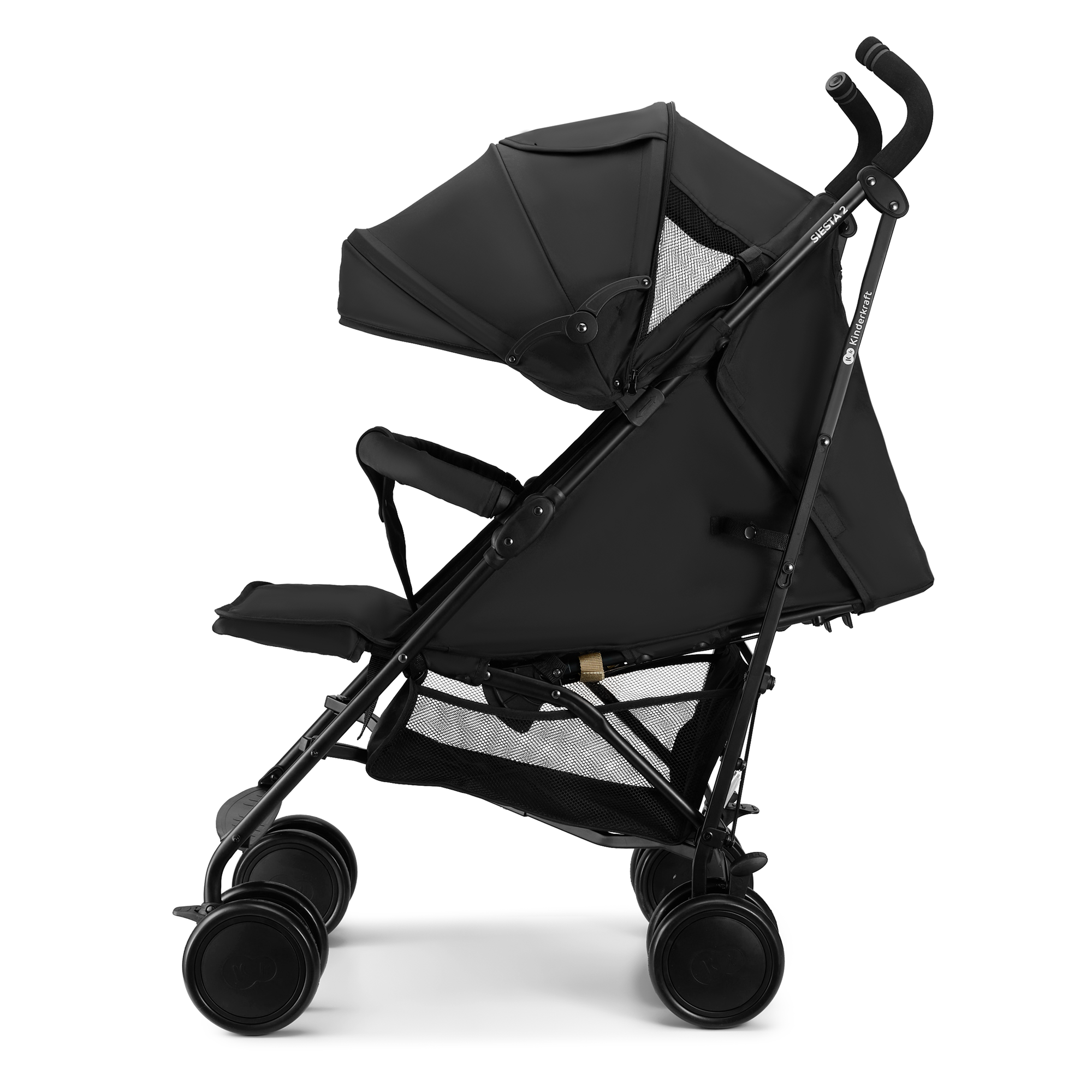 Ein schwarzer Kinderwagen mit Verdeck, Sitz und Einkaufskorb, auf weißem Hintergrund.