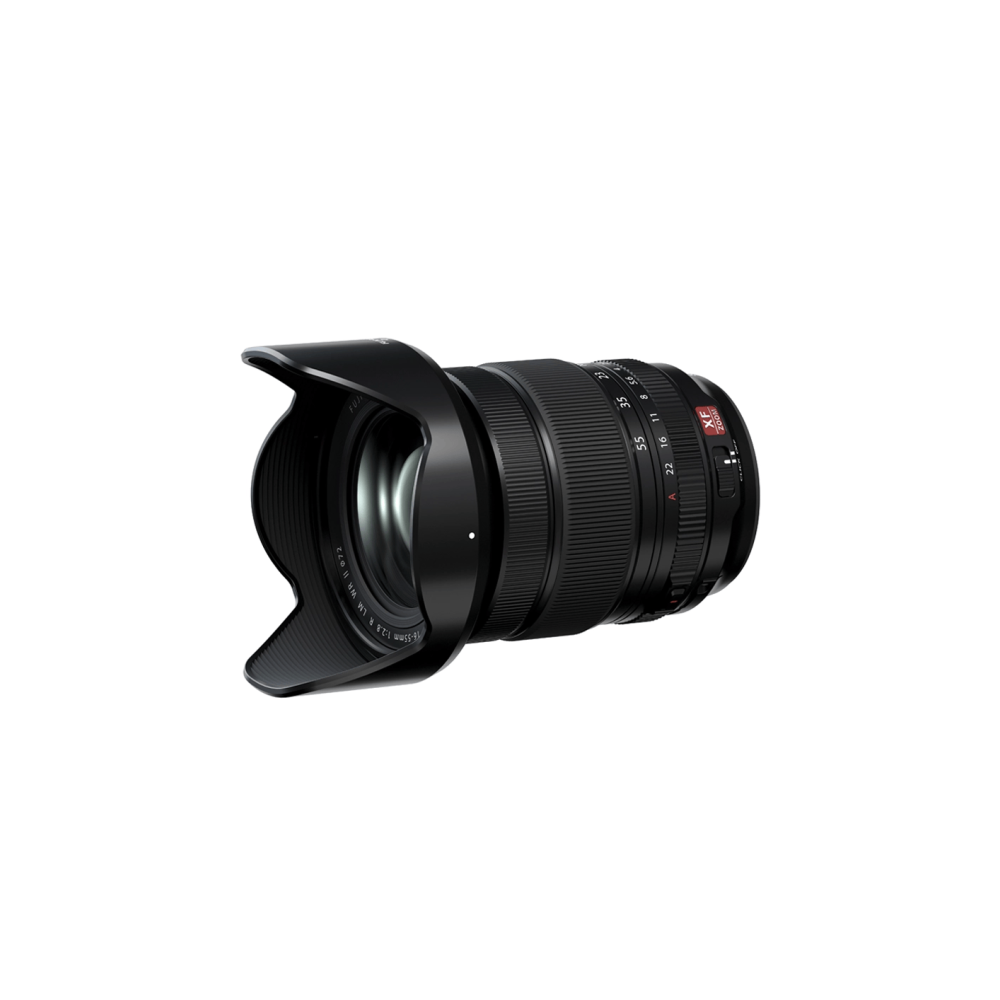 Schwarzes Fujifilm-Objektiv mit Gegenlichtblende, Zoomring und Blendenmarkierungen.