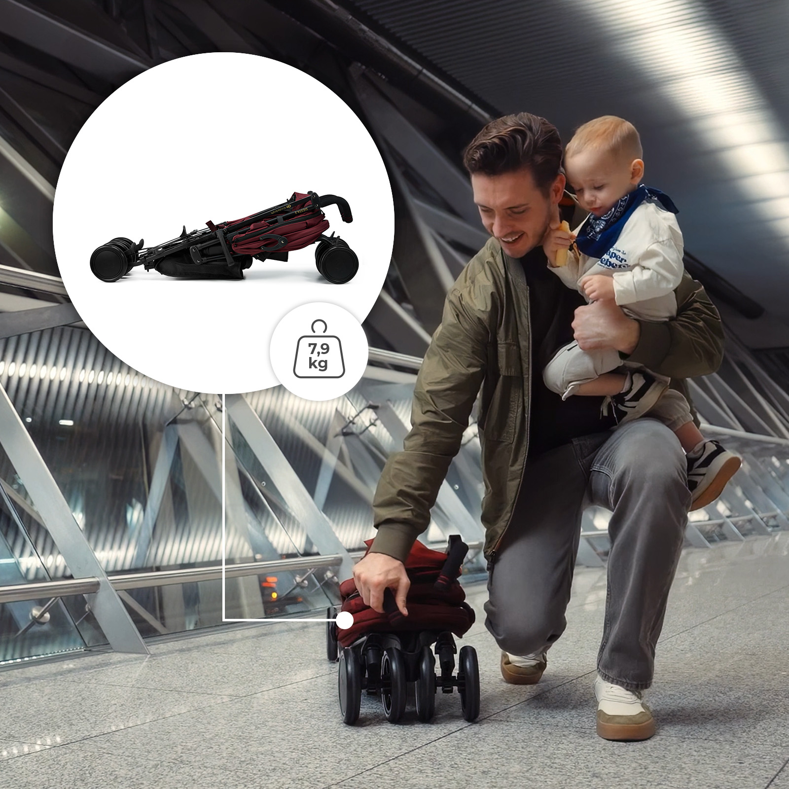 Mann mit Kind im Arm steht neben zusammengeklapptem Kinderwagen im Flughafen.