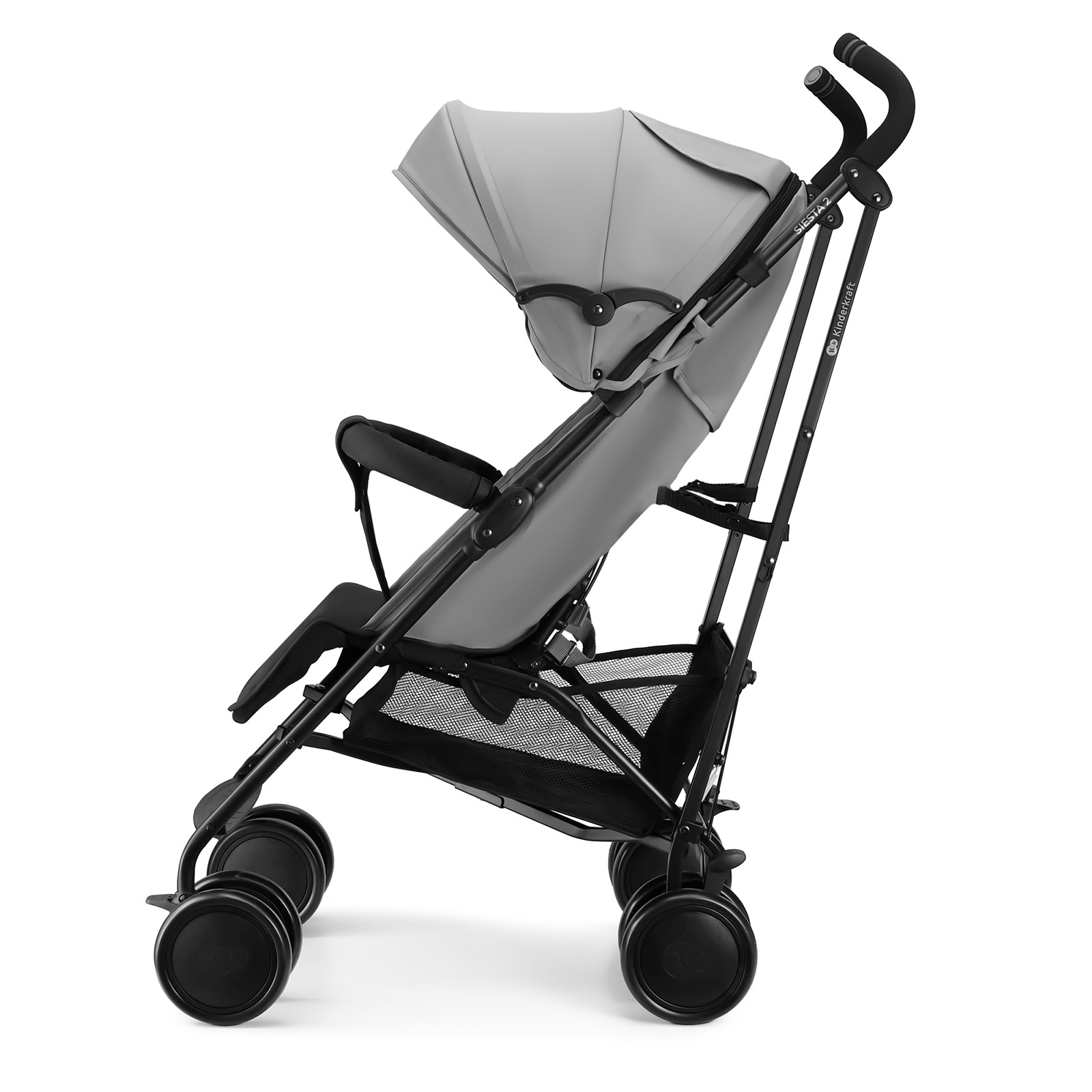 Ein grauer Kinderwagen mit schwarzem Rahmen und Rädern, auf weißem Hintergrund.