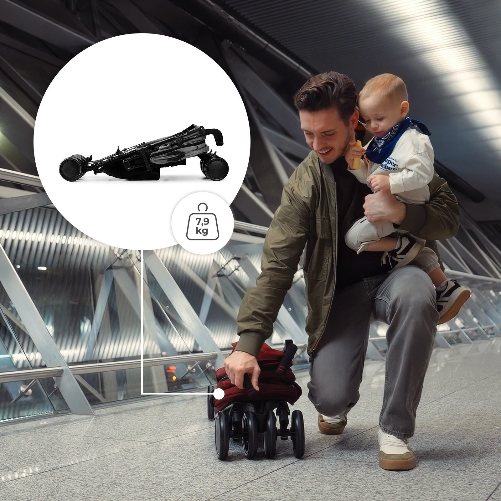 Mann hält Baby, faltet einen Kinderwagen, Gewicht 7,9 kg.