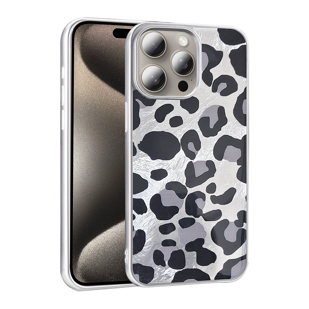 Gümüş rengi telefon, leopar desenli kılıf, arkada kameralar.