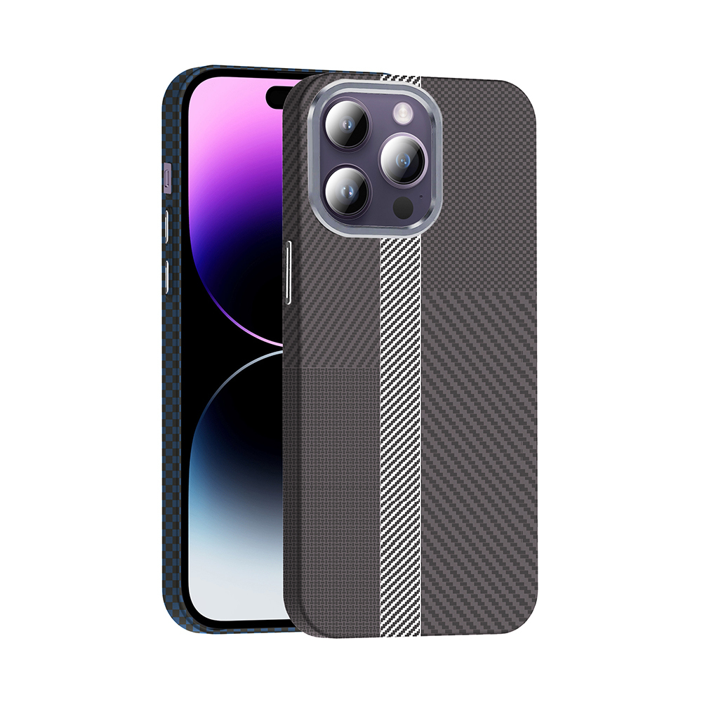 Telefon üzerinde karbon fiber desenli ve beyaz çizgili koyu gri telefon kılıfı.