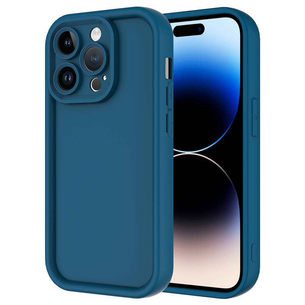 Üç kamera lensli mavi telefon kılıfı ve bir iPhone.