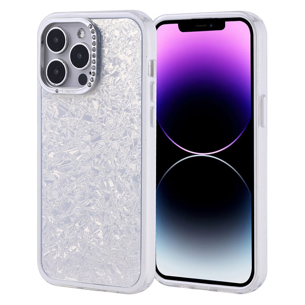 Şık, buruşuk dokulu kılıfta beyaz bir iPhone.