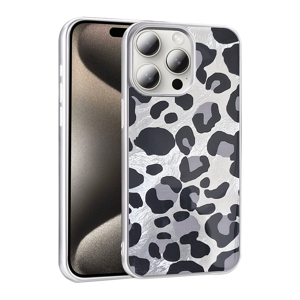 Üç kameralı, leopar desenli kılıfı olan gümüş renkli telefon.