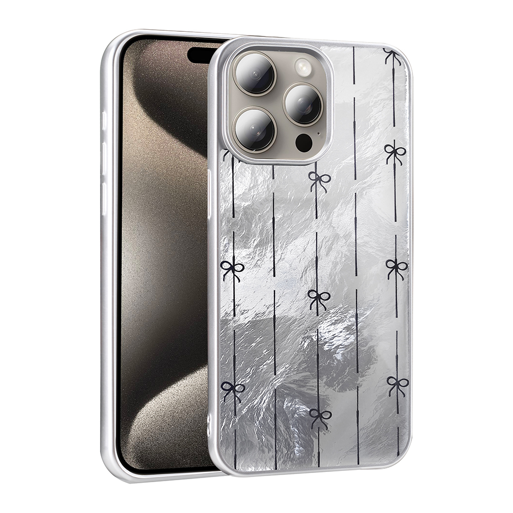 Gümüş renkli telefon, siyah fiyonk desenli şeffaf kılıfı var.