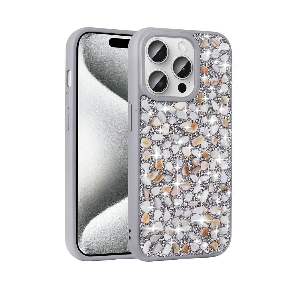 Parlak taşlı kılıflı gri telefon ve üç arka kamera lensi.