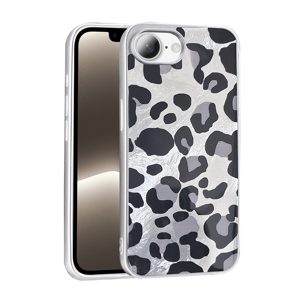Gümüş leopar desenli telefon kılıfı bir telefonun yanında duruyor.