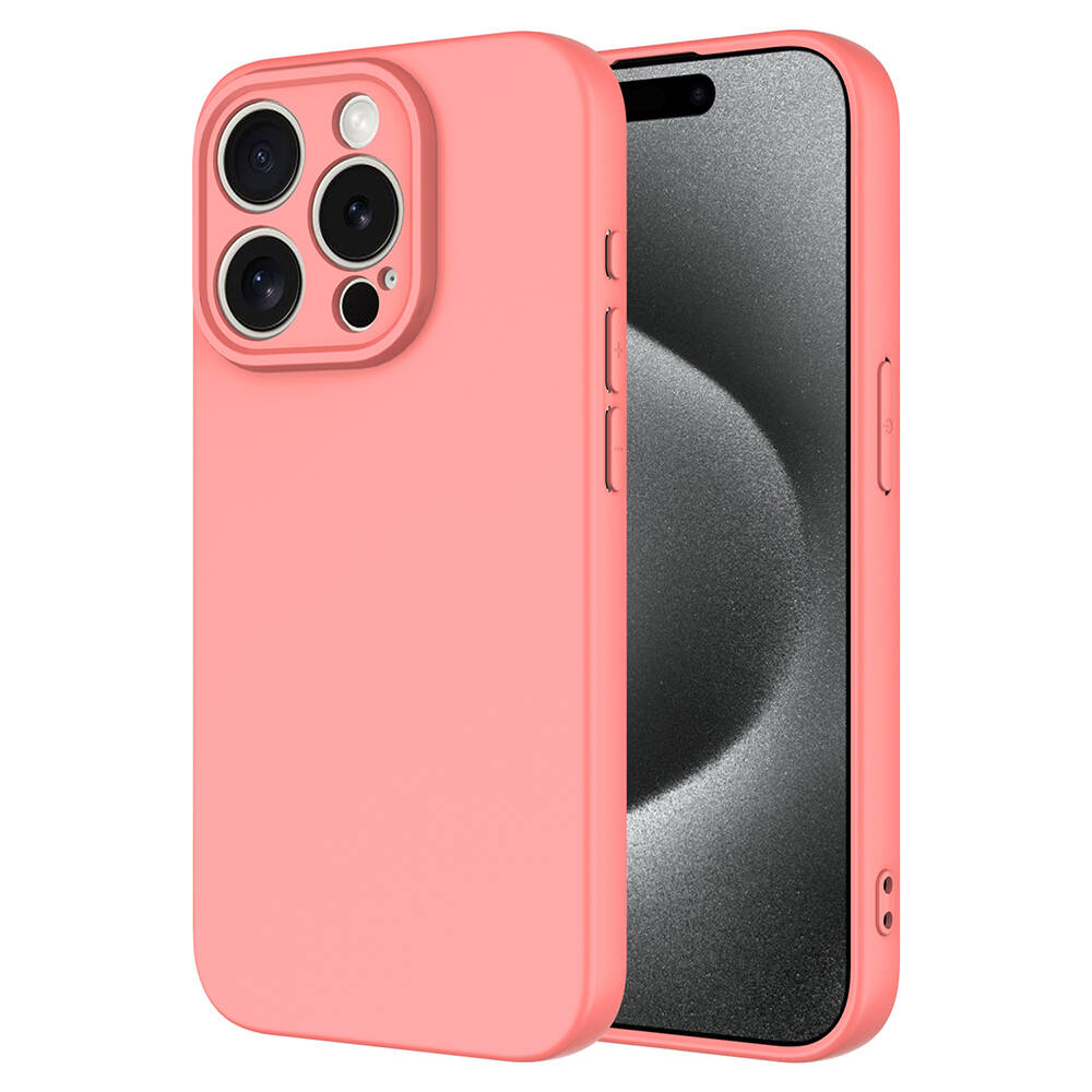Pembe telefon kılıfı bir akıllı telefonun yanında yatıyor. Kılıfın kamera açıklığı var.