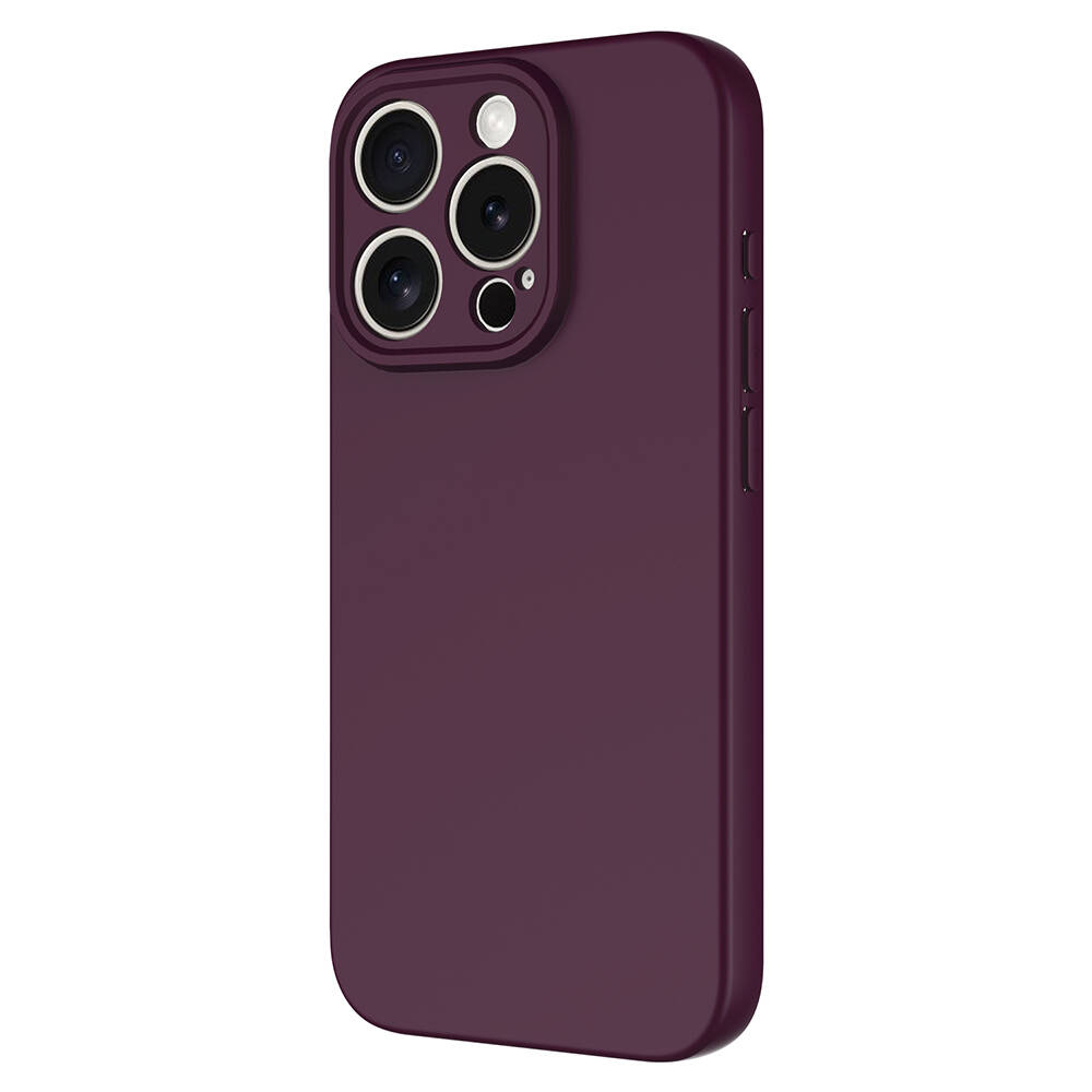 Arkada kamera modülü bulunan koyu mor telefon kılıfı.
