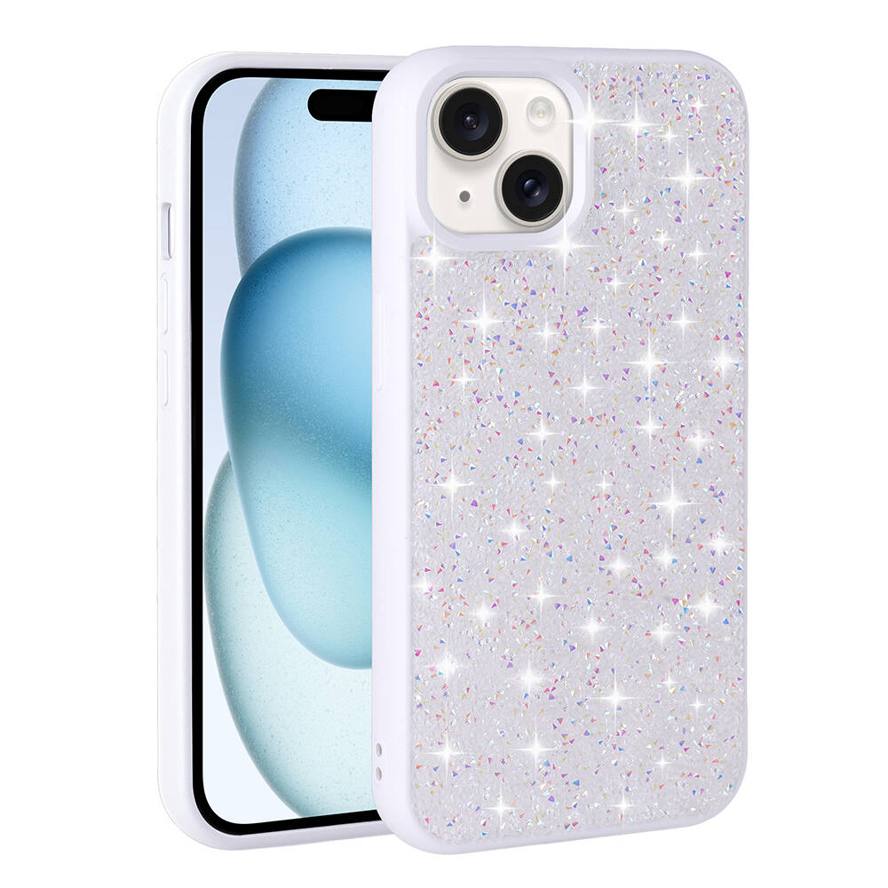 Arkadan görünen, simli kılıflı beyaz bir iPhone.