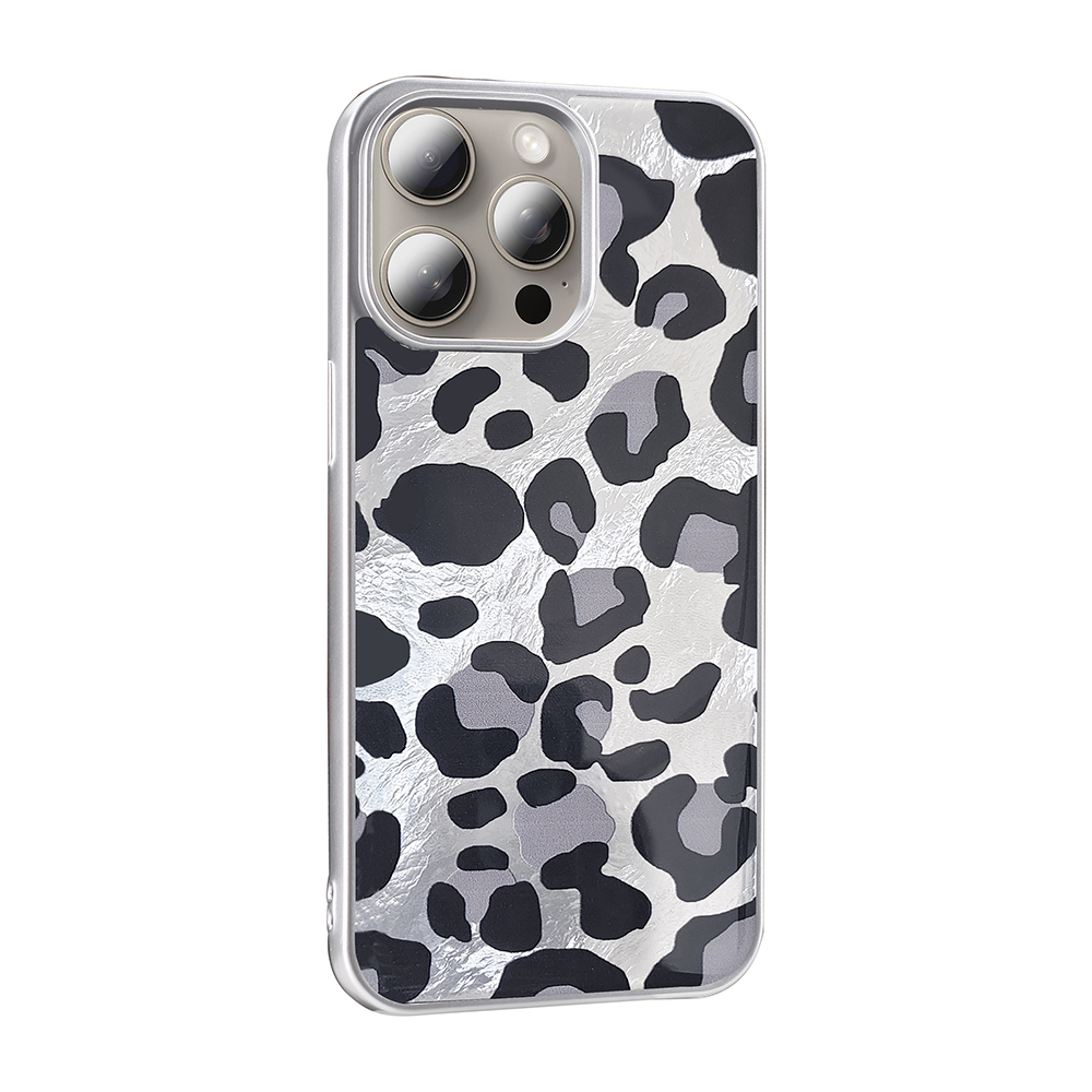 Gümüş rengi, siyah ve gri leopar desenli telefon kılıfı.