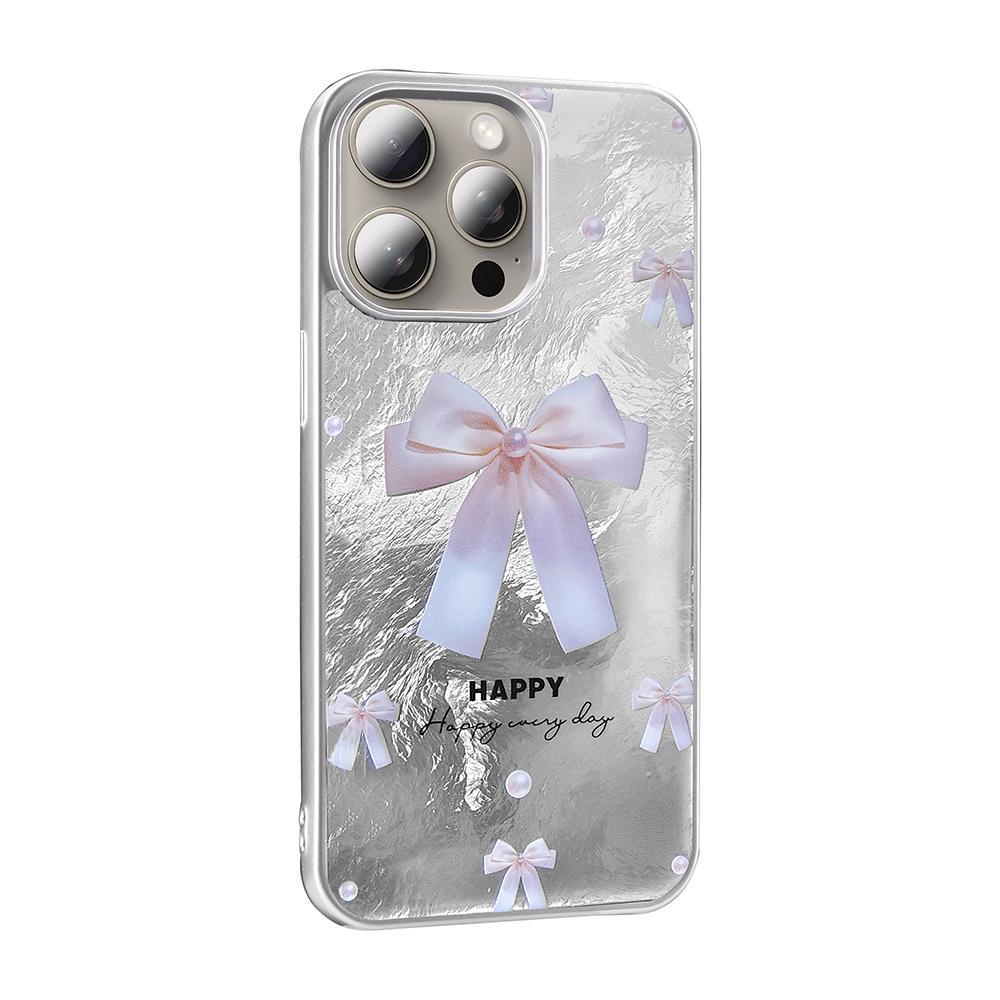 Gümüş arka plan üzerinde pembe fiyonklar ve inciler bulunan şeffaf telefon kılıfı.