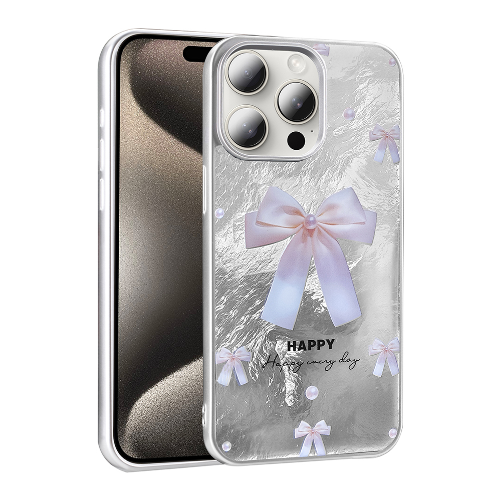 Parlak gümüş arka plan üzerinde pembe fiyonklar ve incilerle şeffaf telefon kılıfı.