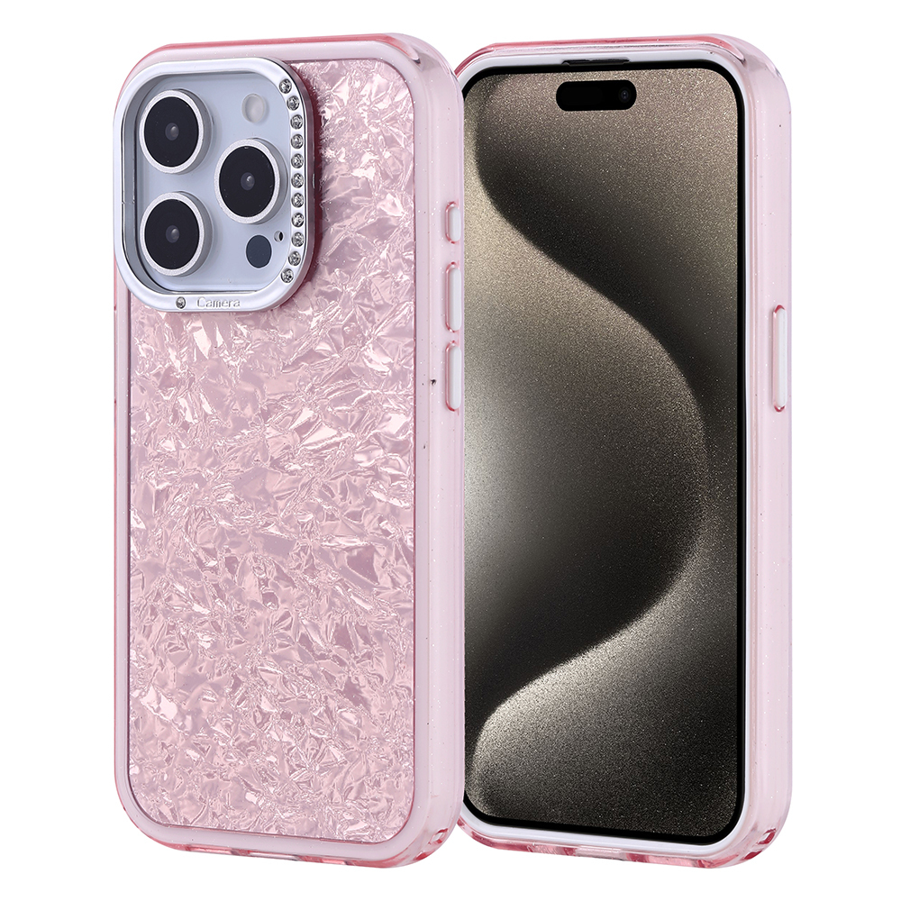 Kırışık dokulu ve simli pembe telefon kılıfı, yanında bir telefon.