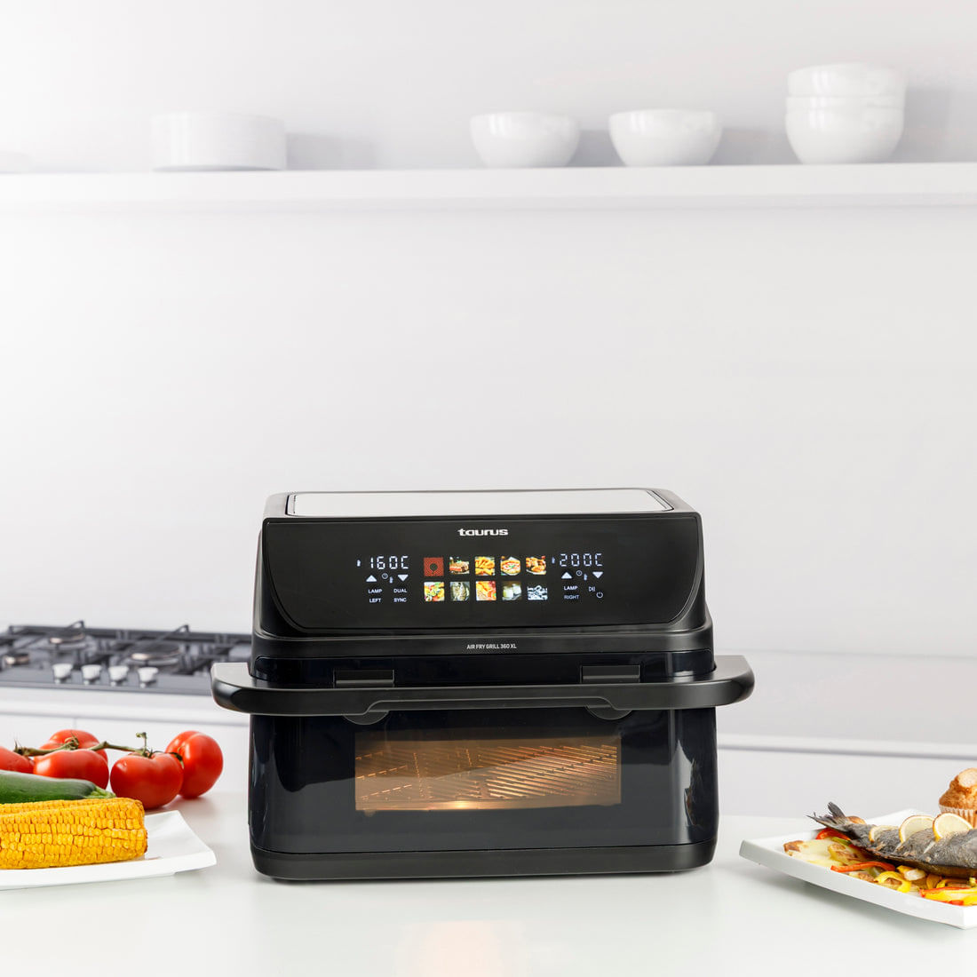 Una friggitrice ad aria nera è su un piano cucina con del cibo.