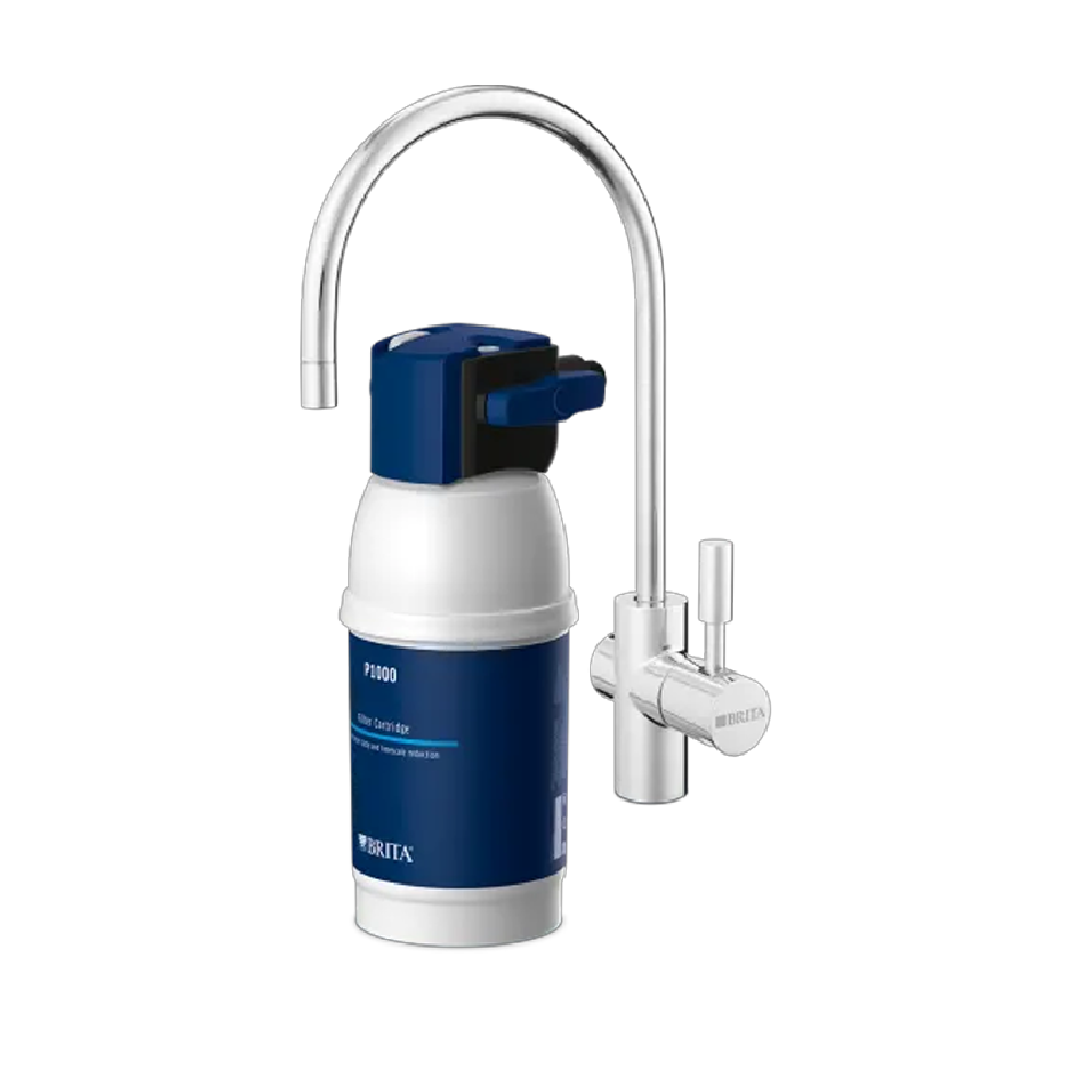 Eine weiße Brita Wasserfilterkartusche mit blauem Etikett und silbernem Wasserhahn.