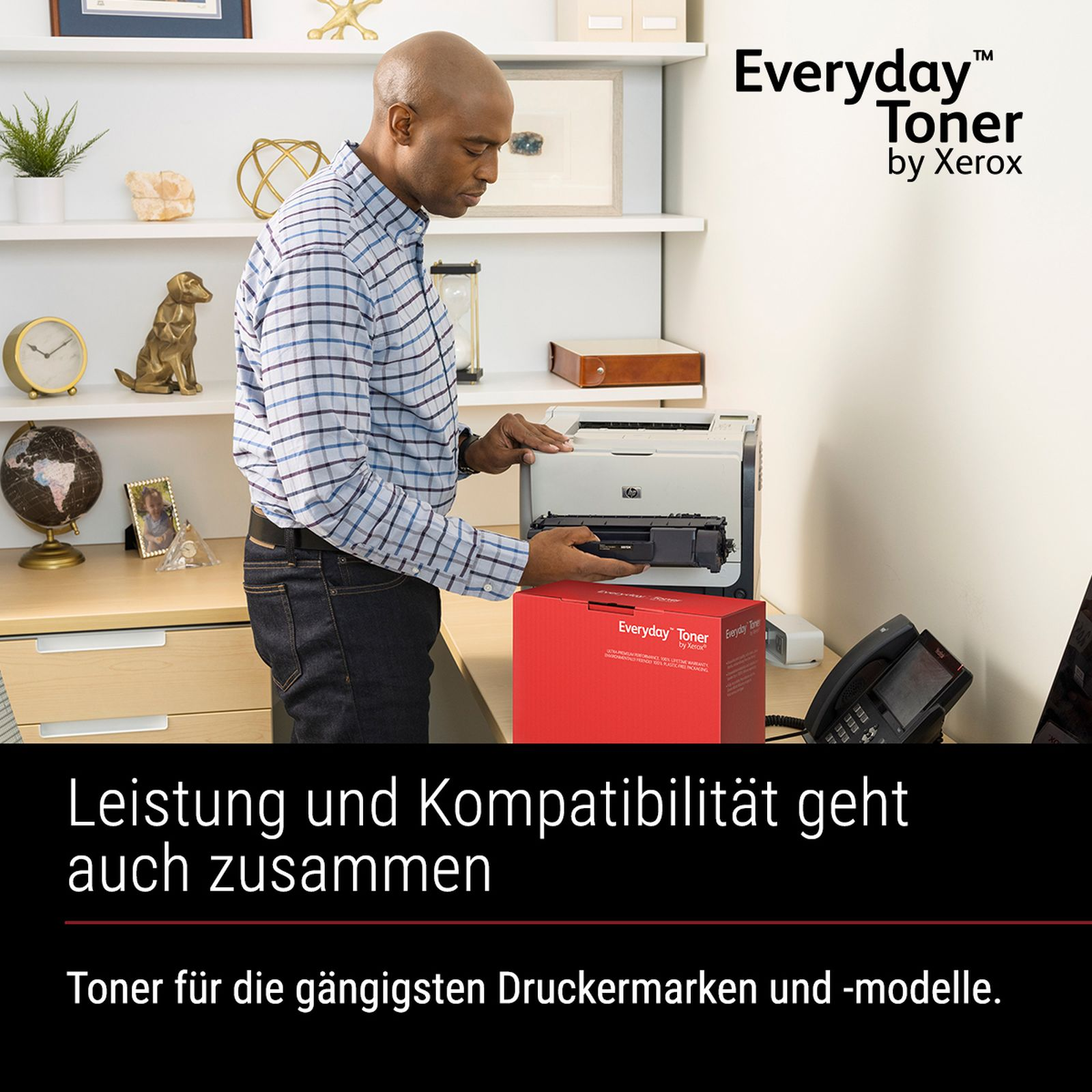 Man vervangt toner in printer; rode doos op bureau.