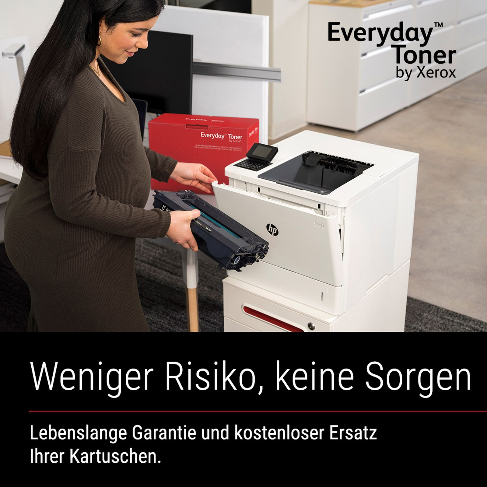 Een vrouw vervangt een tonercartridge in een printer. Rode doos naast printer.