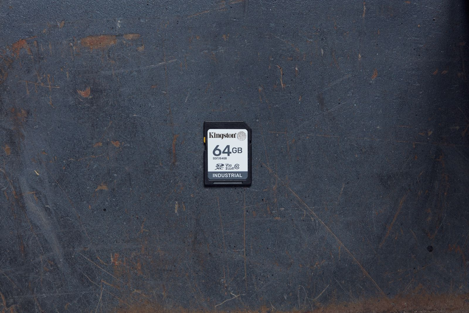 Kingston 64GB SDXC Speicherkarte mit "INDUSTRIAL" Aufdruck auf dunklem Untergrund.