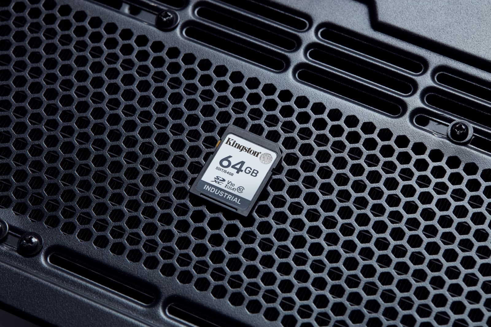 Kingston 64GB SD-Karte auf schwarzem Gitterhintergrund.