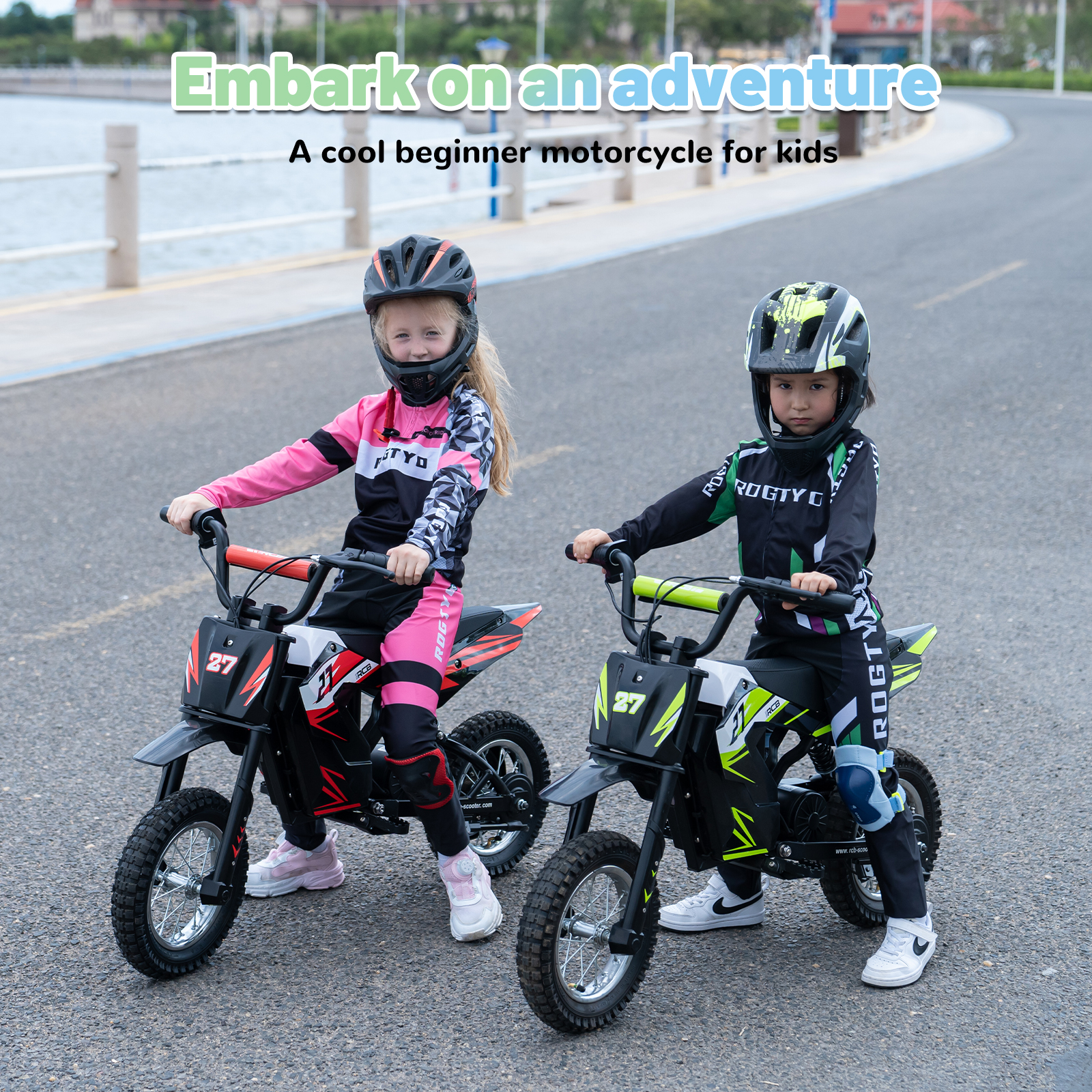 Dos niños con equipo de moto sentados en mini motos.