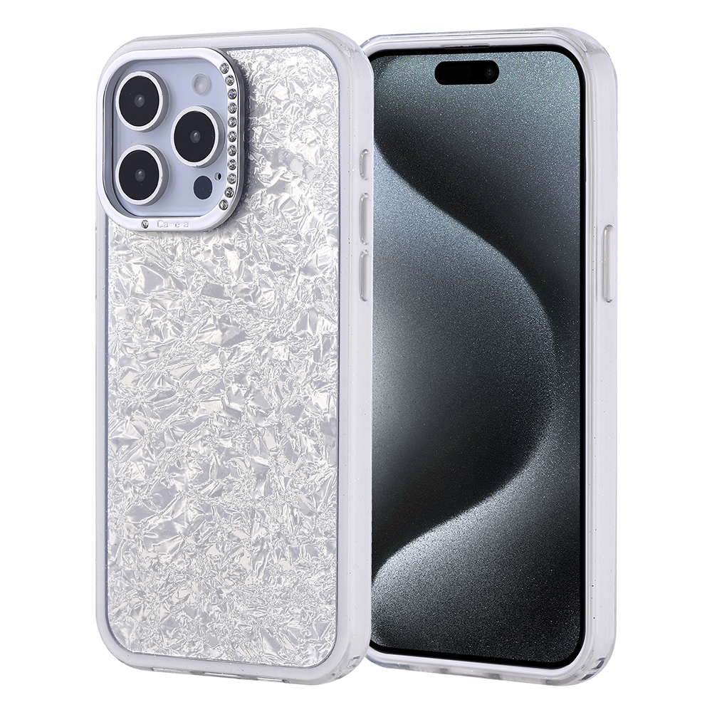 Rhinestone'lu kamera çıkıntısı ve dokulu gümüş kılıfı olan beyaz bir iPhone.