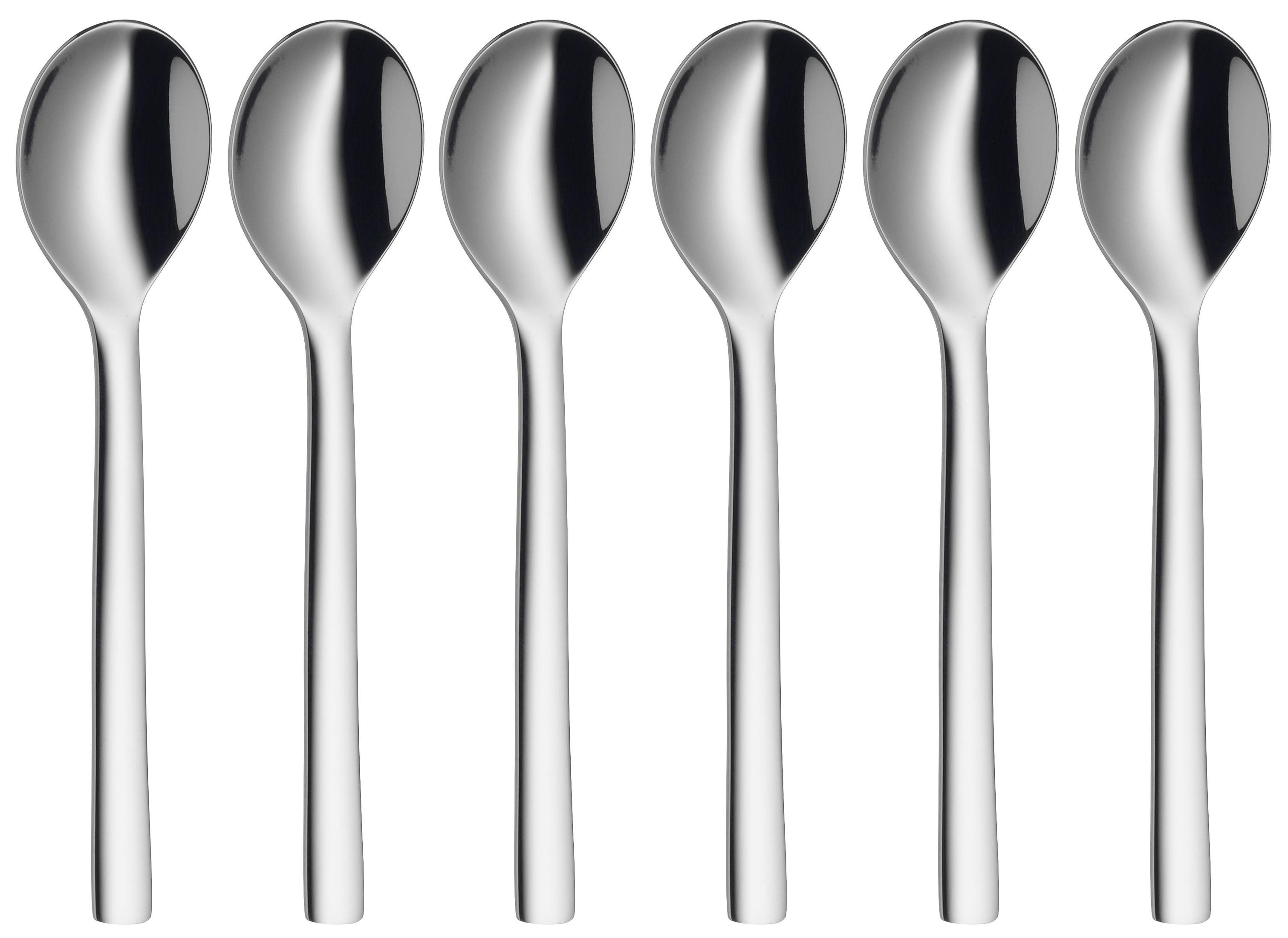Altı parlak metal kaşık beyaz arka plan üzerinde yan yana duruyor.
