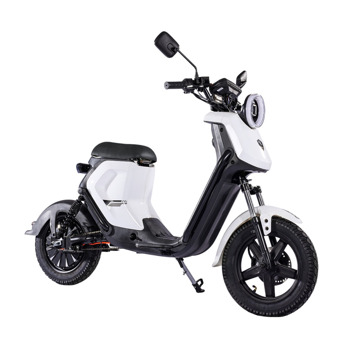 Biały skuter elektryczny z czarnym siedzeniem i detalami, na białym tle.