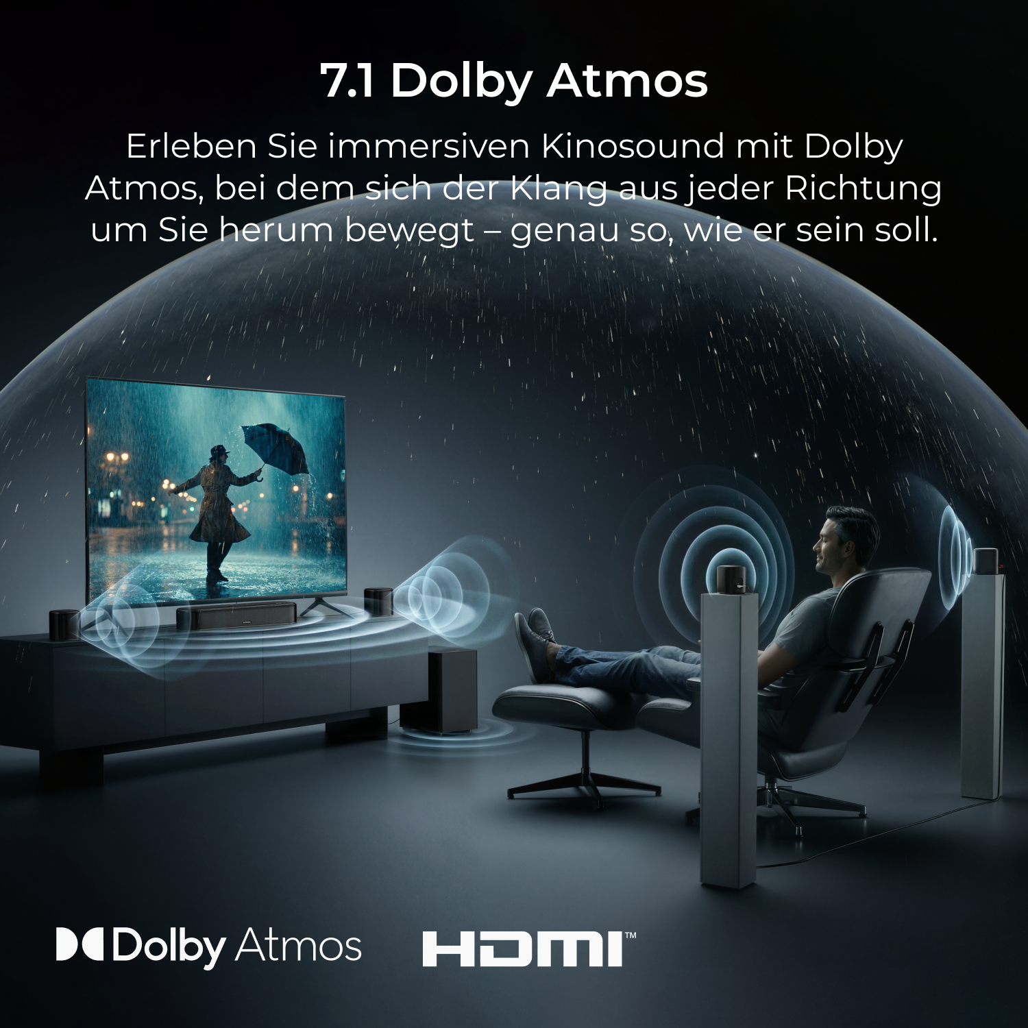 Mann im Sessel genießt Dolby Atmos Sound von Lautsprechern und Fernseher mit Regenszene.
