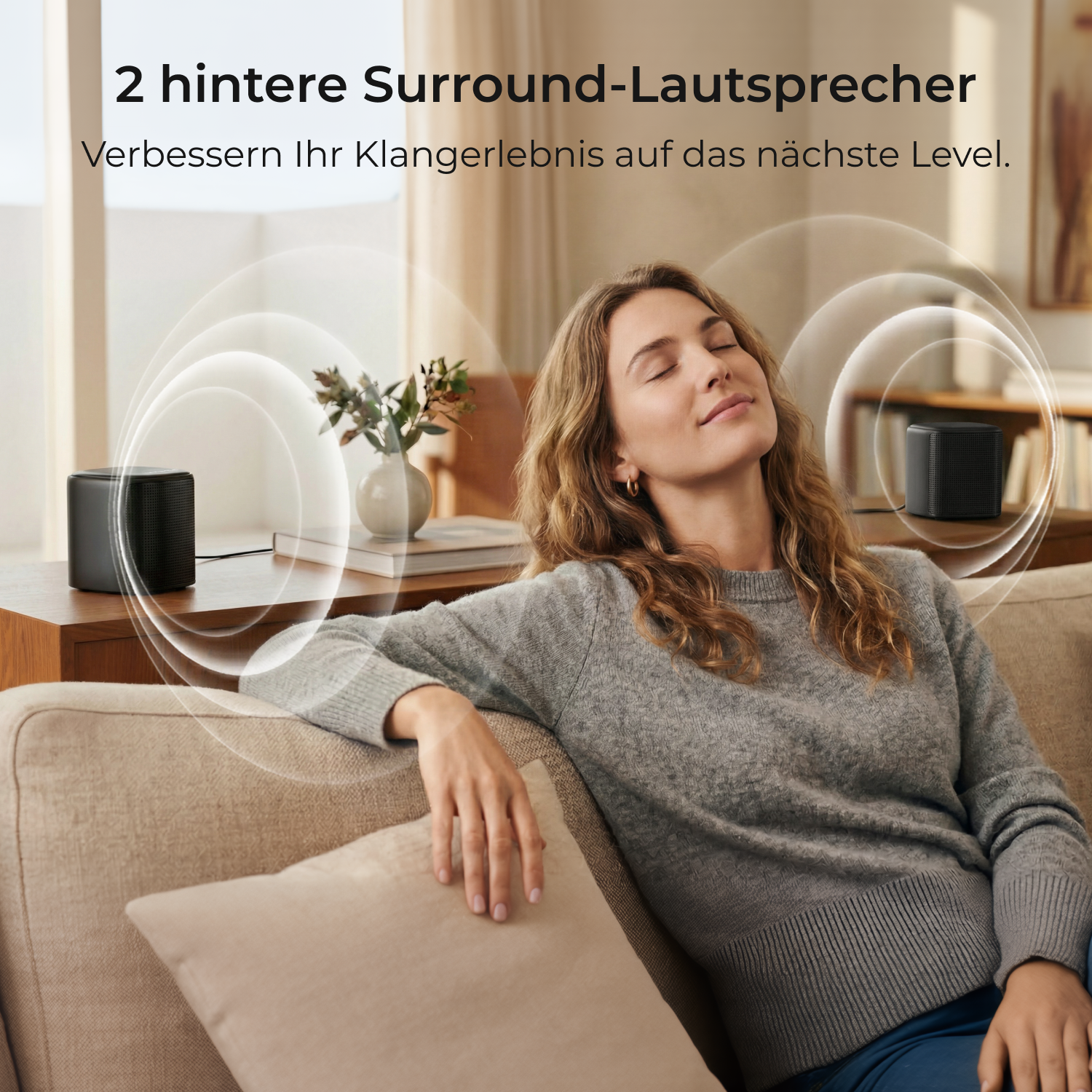 Frau entspannt sich auf dem Sofa, Augen geschlossen, mit zwei schwarzen Surround-Lautsprechern, die Schallwellen aussenden.