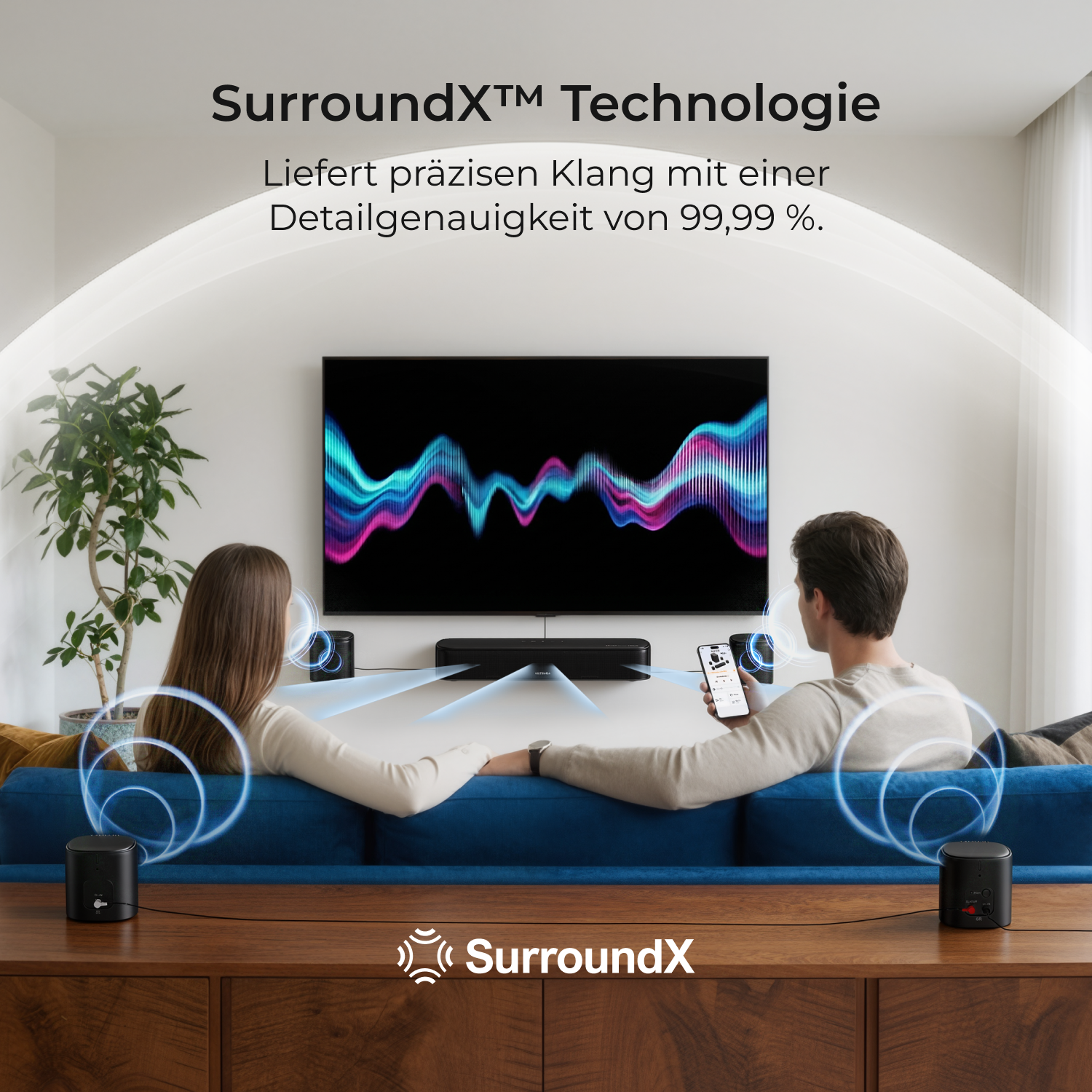 Paar auf Sofa, umgeben von Surround-Sound-Wellen, mit TV und Lautsprechern.