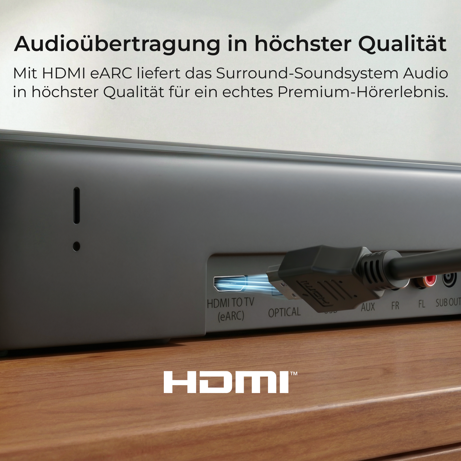 Ein HDMI-Kabel wird in einen Fernseher-Anschluss an einer Soundbar gesteckt.