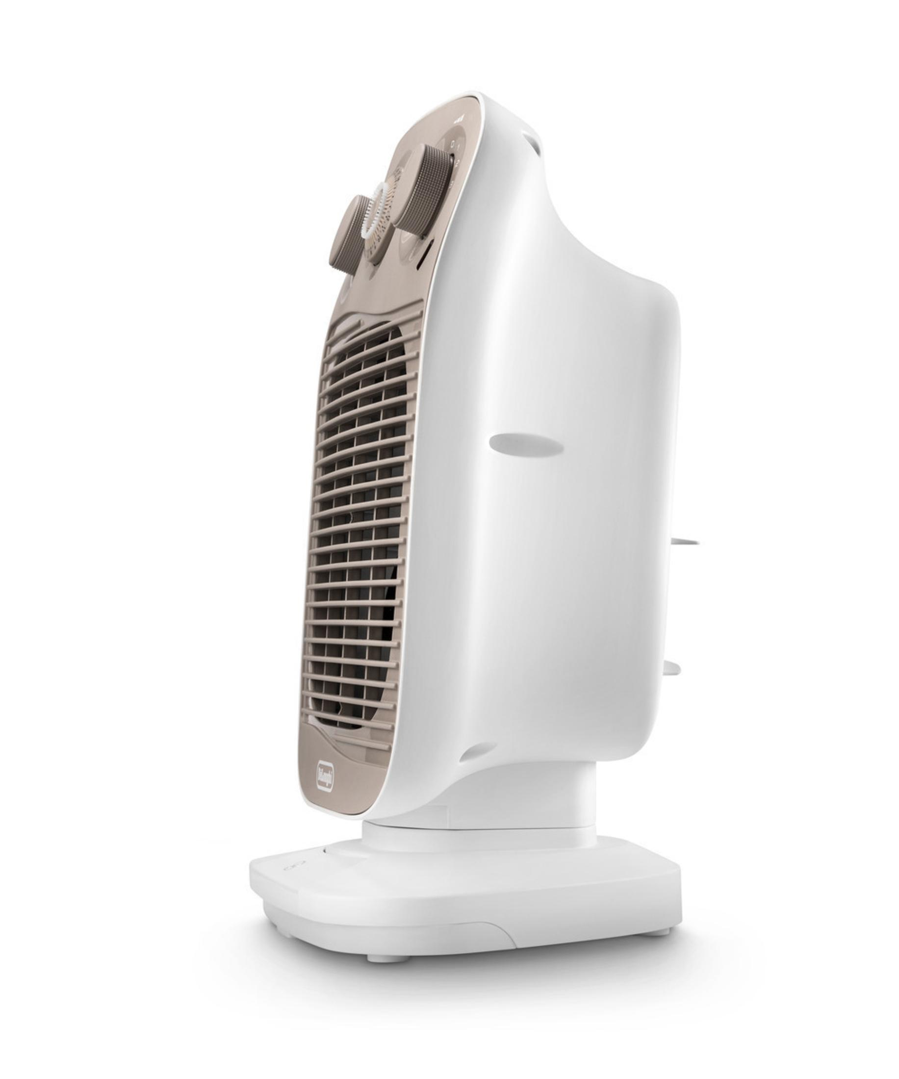 Ein weißer Turmventilator mit braunen Bedienelementen steht auf einem Sockel.