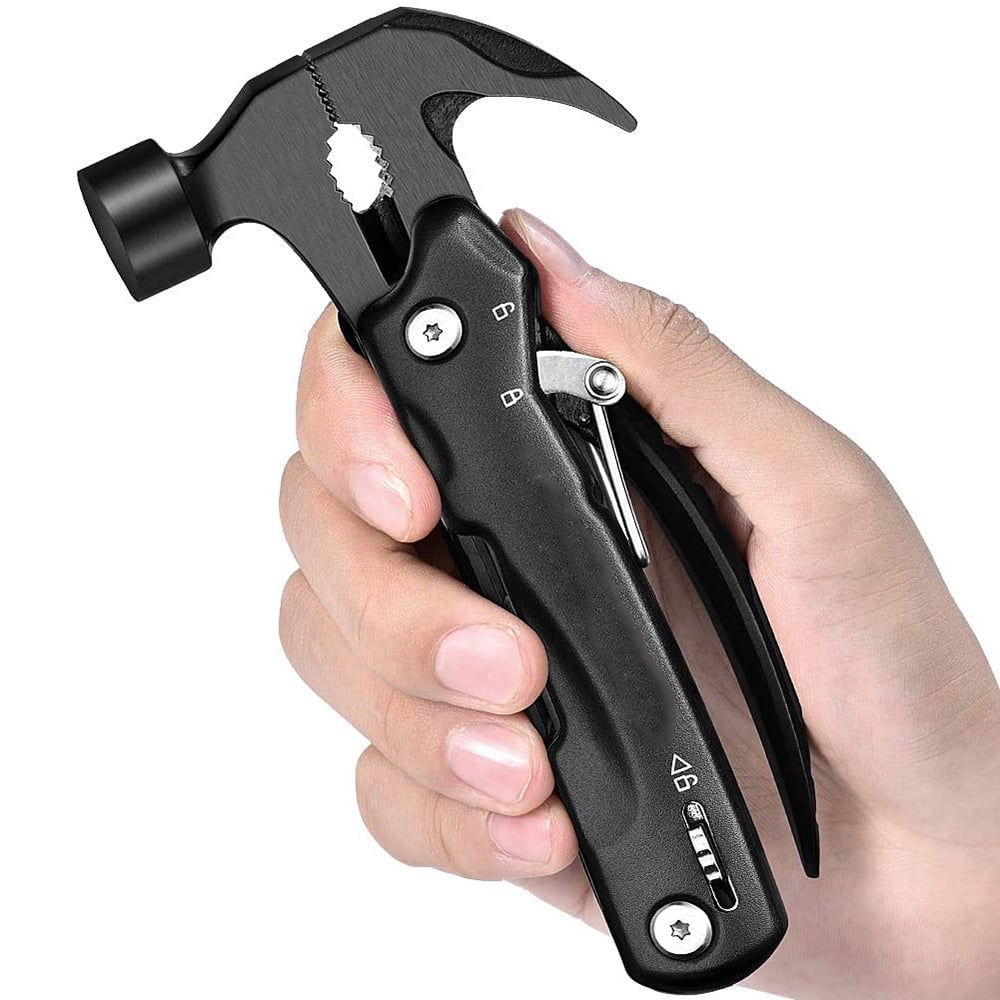 Eine Hand hält ein schwarzes Multifunktionswerkzeug mit Hammer und Zange.
