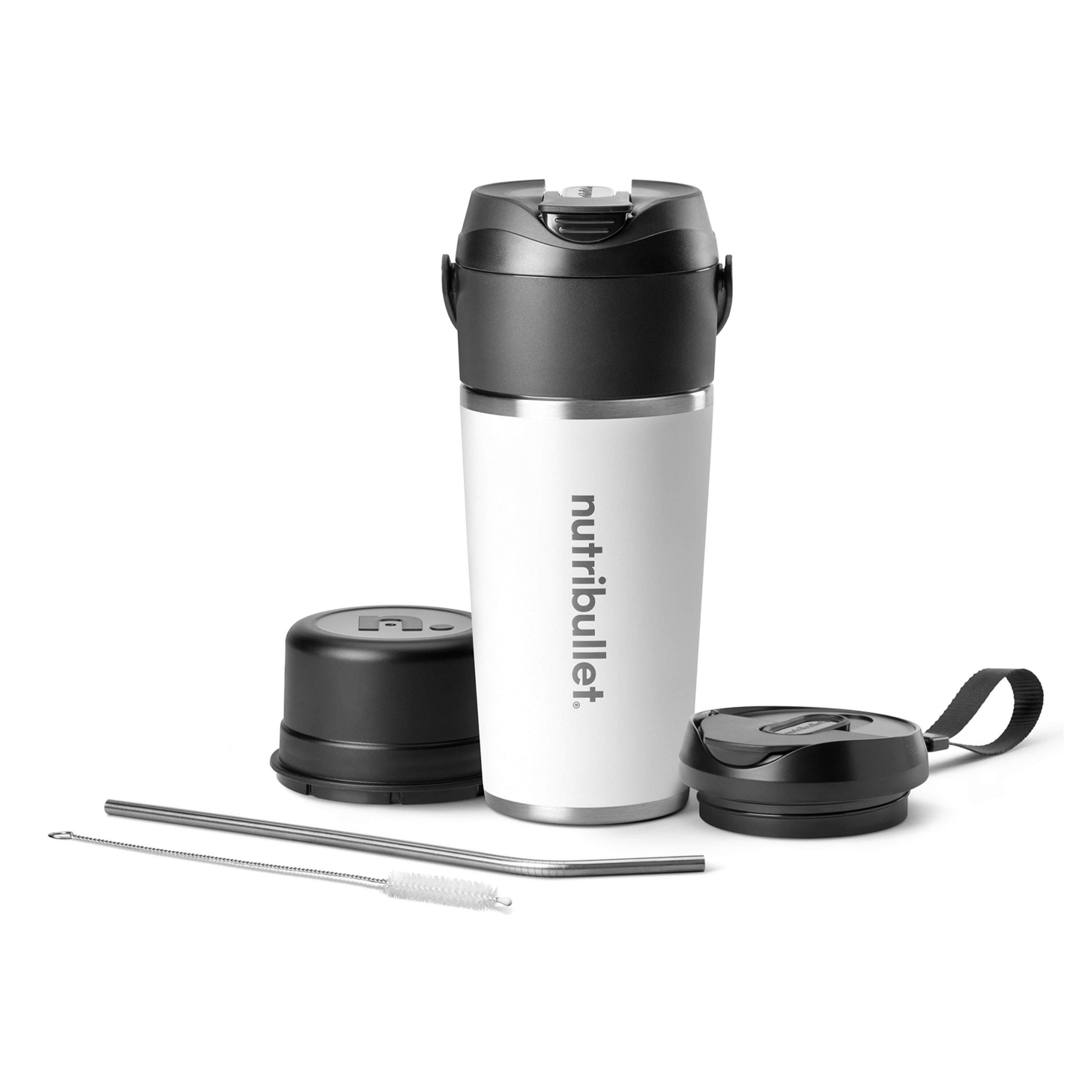 Ein weiß-schwarzer Nutribullet Reisebecher mit zwei Deckeln, einem Metallstrohhalm und einer Reinigungsbürste auf weißem Hintergrund.