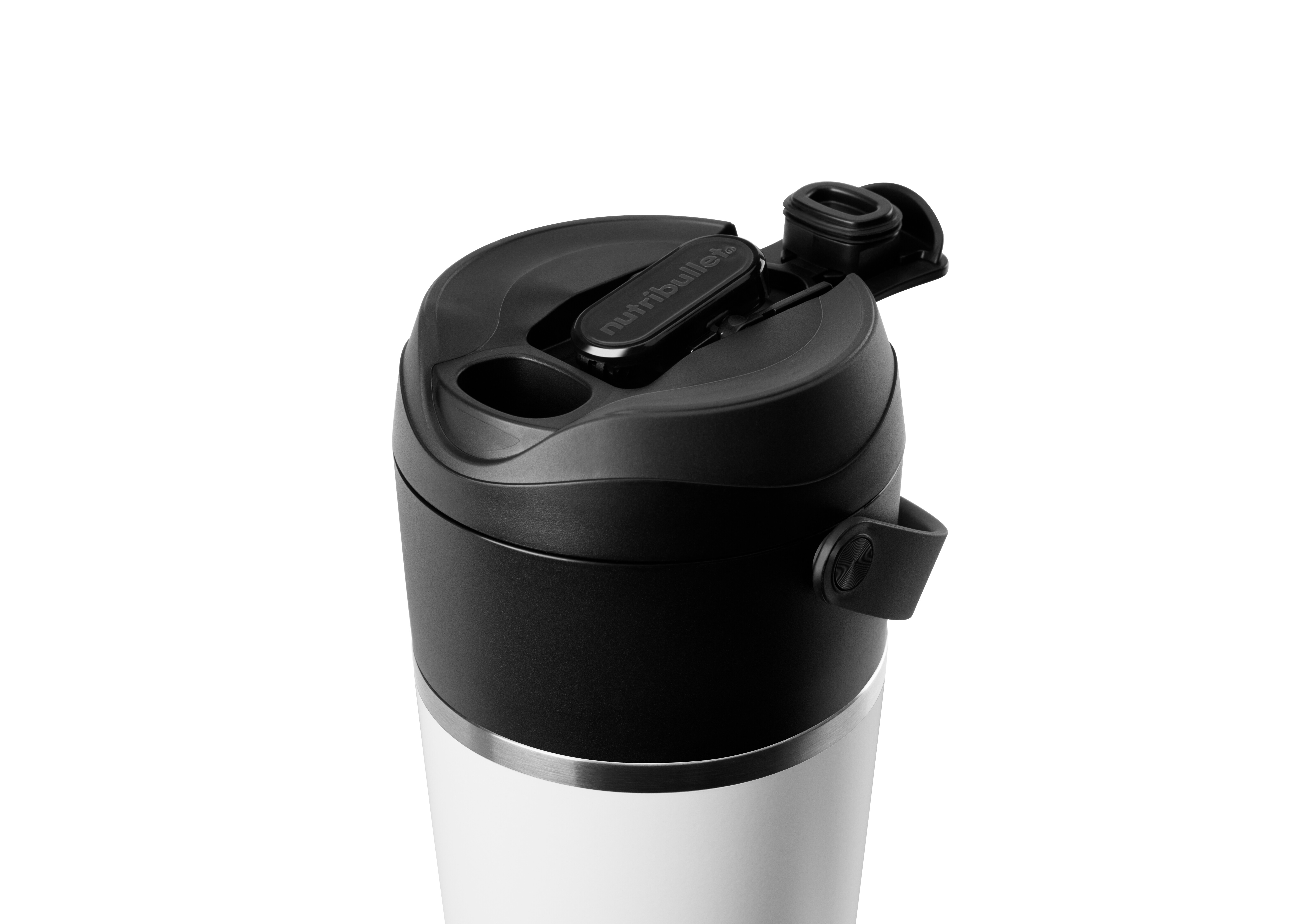 Nahaufnahme des schwarzen NutriBullet-Deckels mit offenem Ausguss und silbernem Ring.