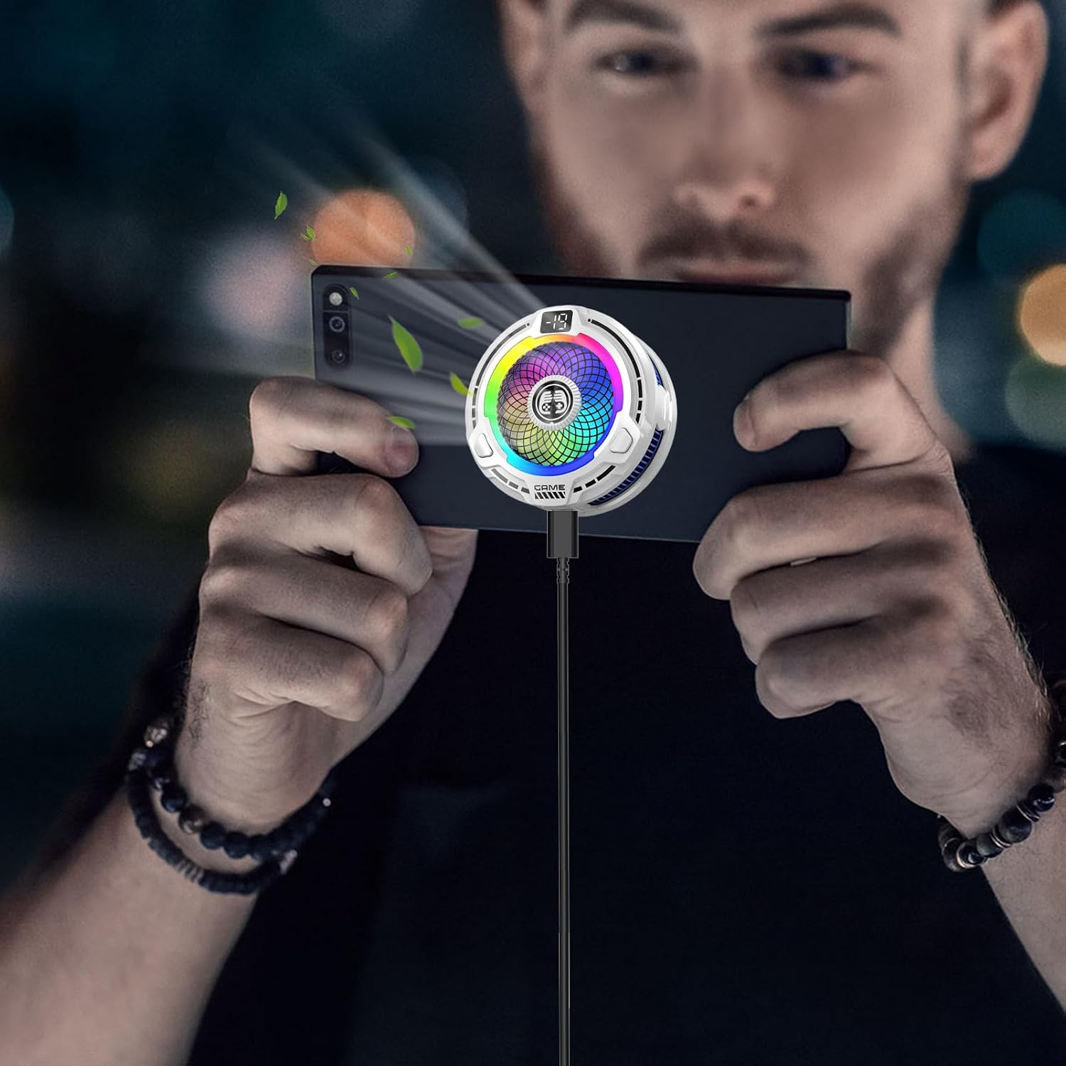 Mann hält Handy mit RGB-Lüfter, der Luft und Blätter bläst.