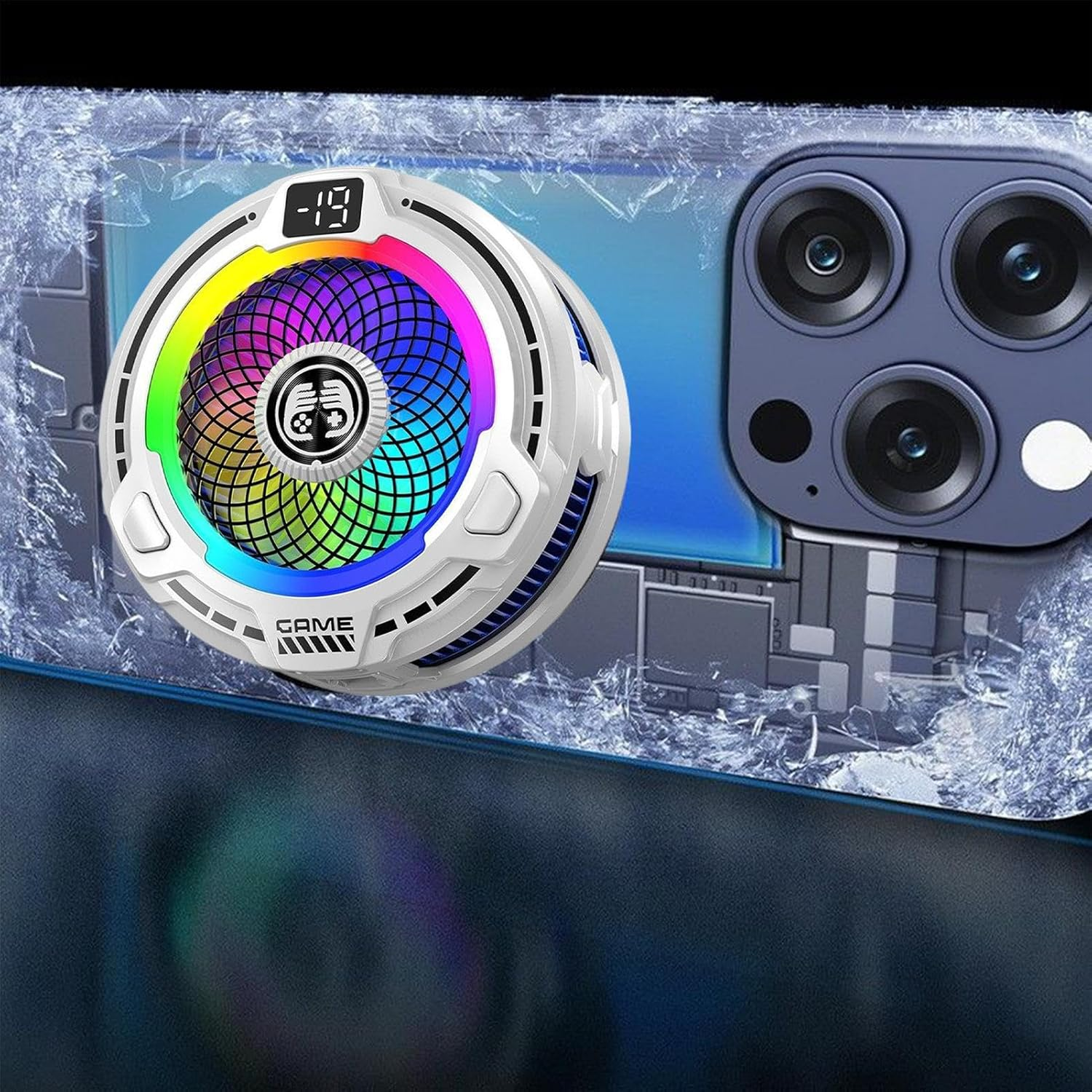 Ein weißer Handykühler mit RGB-Lüfter und Anzeige neben einer Handykamera auf Eis.