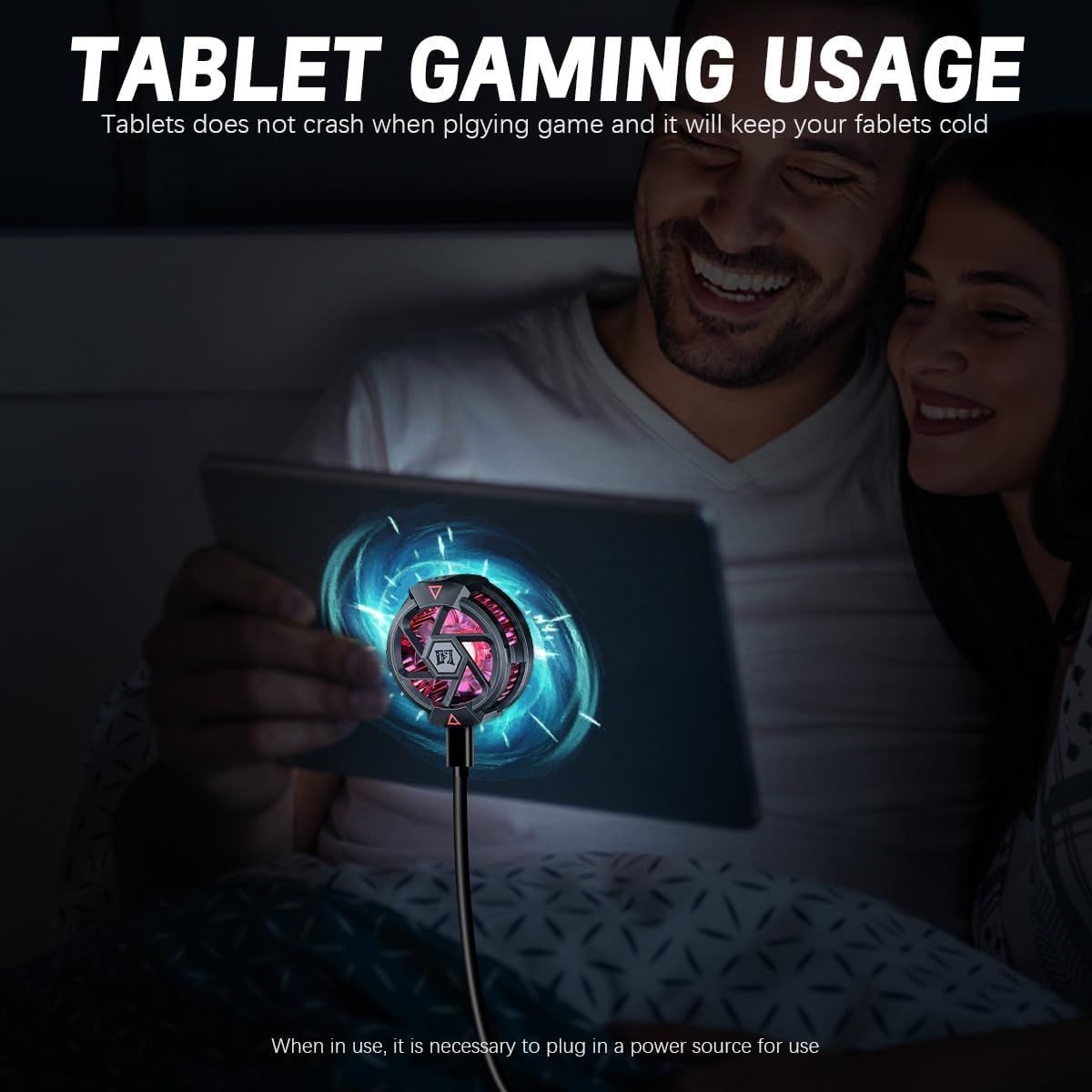 Ein Paar spielt auf einem Tablet, das mit einem Lüfter gekühlt wird.