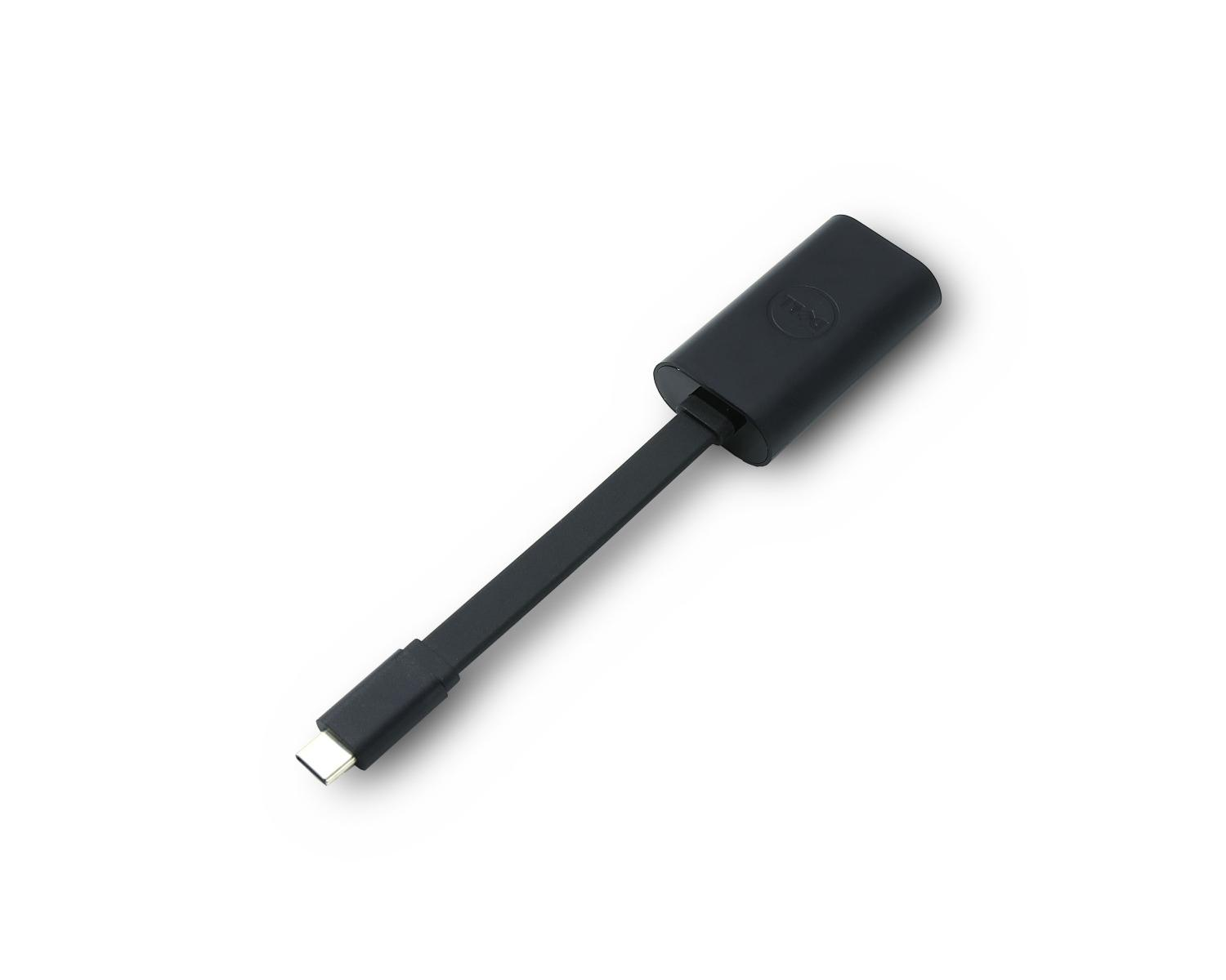 USB-C konektörlü siyah bir Dell adaptörü beyaz zeminde duruyor.
