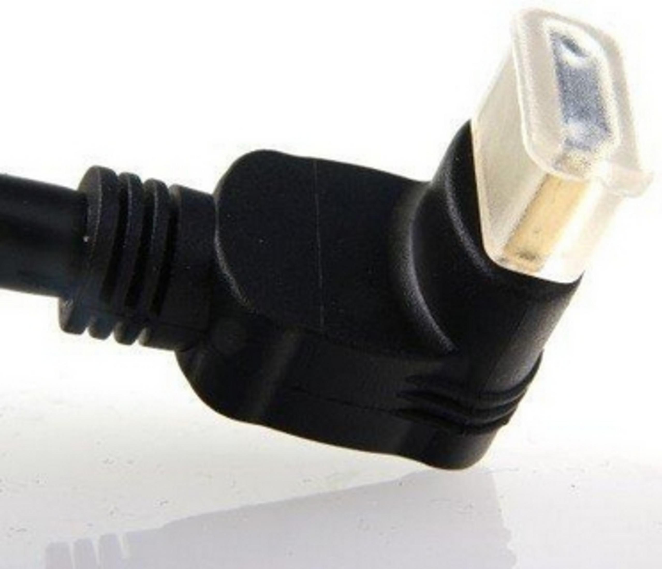 Beyaz arka plan üzerinde altın pinli siyah açılı HDMI konektörü.