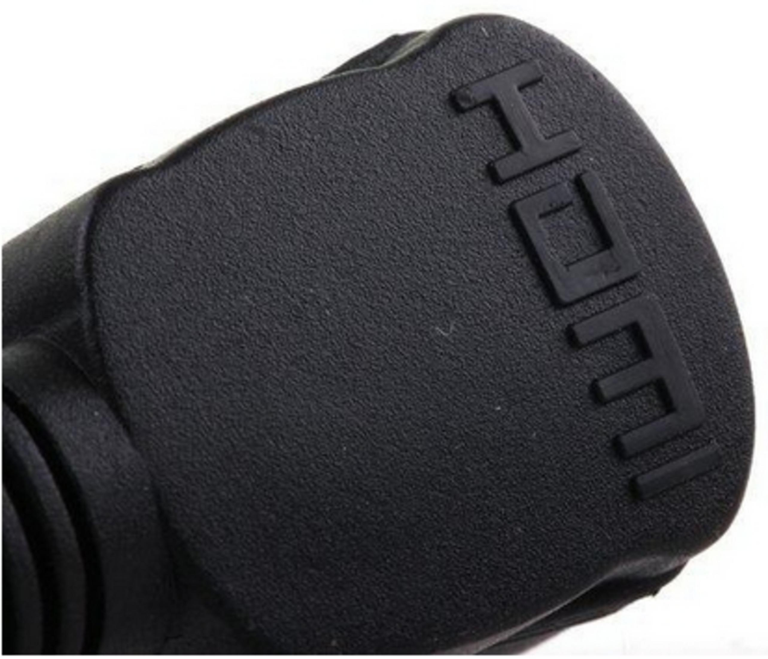 Beyaz zeminde kabartma logolu siyah HDMI konektör.