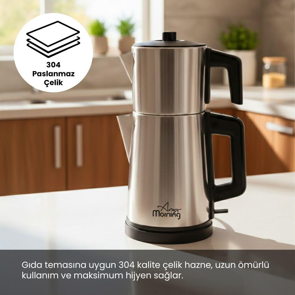 Siyah kulplu, gümüş rengi paslanmaz çelik çay makinesi tezgaha yerleştirilmiş.