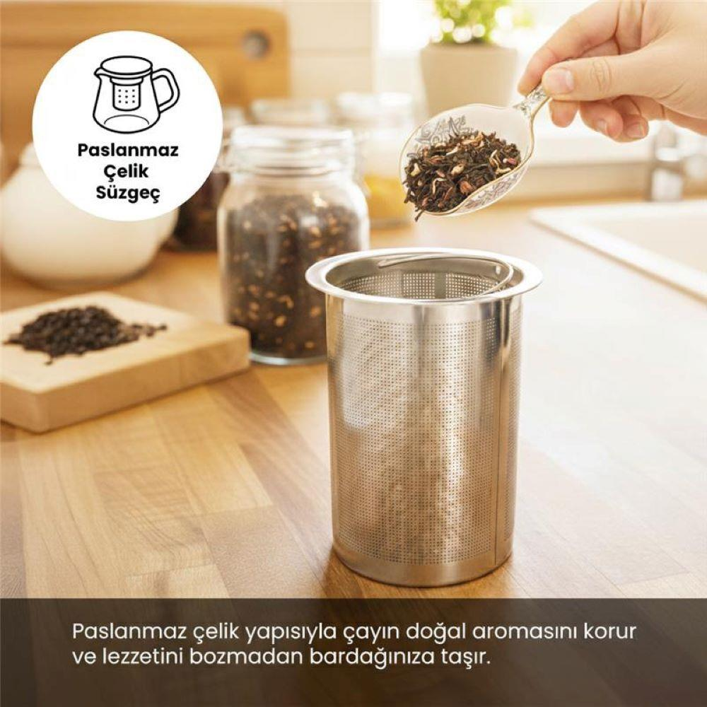 Paslanmaz çelik çay süzgeci çay yapraklarıyla dolduruluyor, yakın çekim.