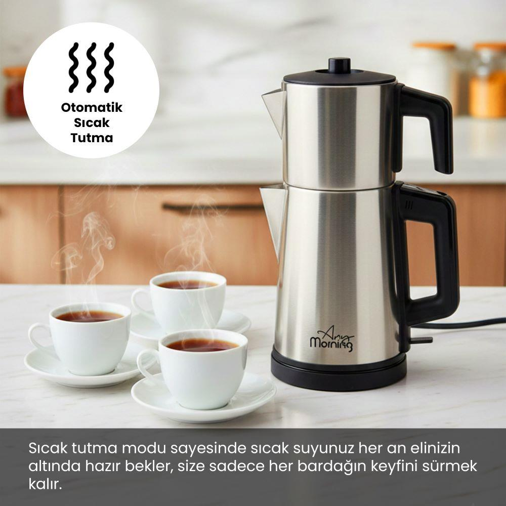 Gümüş rengi, iki katlı çay makinesi, yanında üç fincan buğulu çay.